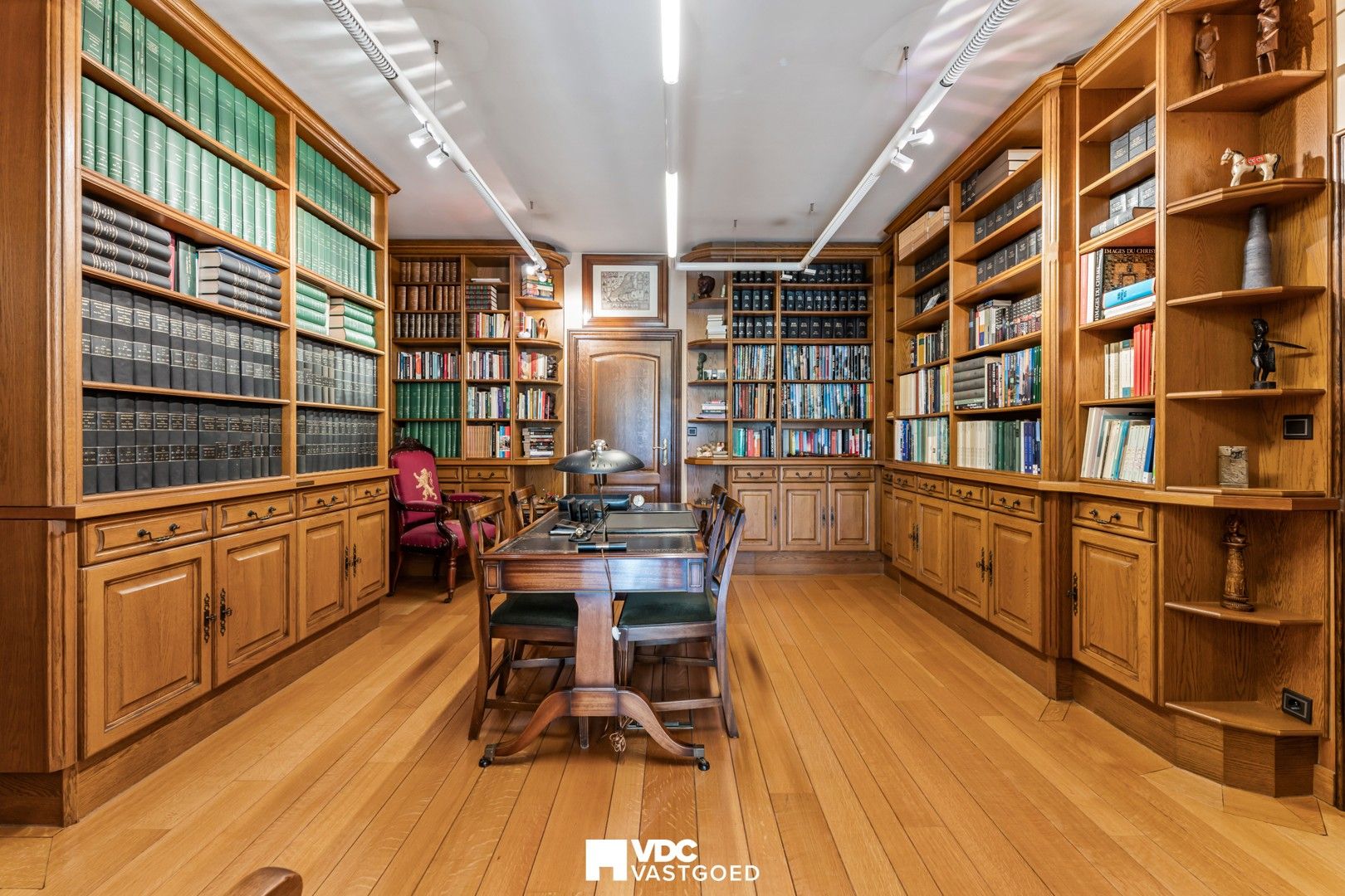 Unieke villa met kantoorruimte, binnenzwembad en opsplitsingsmogelijkheid foto 12