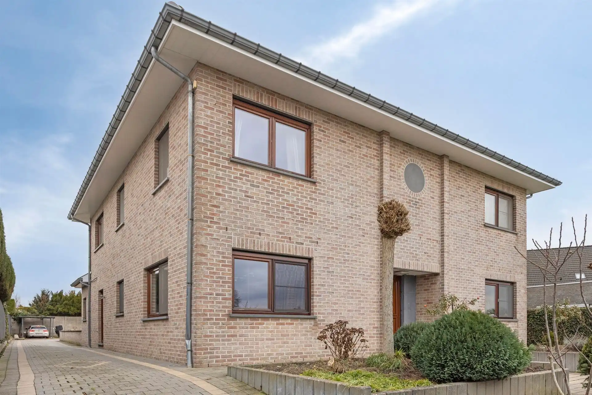 Energiezuinige en ruime villa (322m²) met 6 slaapkamers en 3 badkamers te Veldwezelt (Lanaken) foto 2