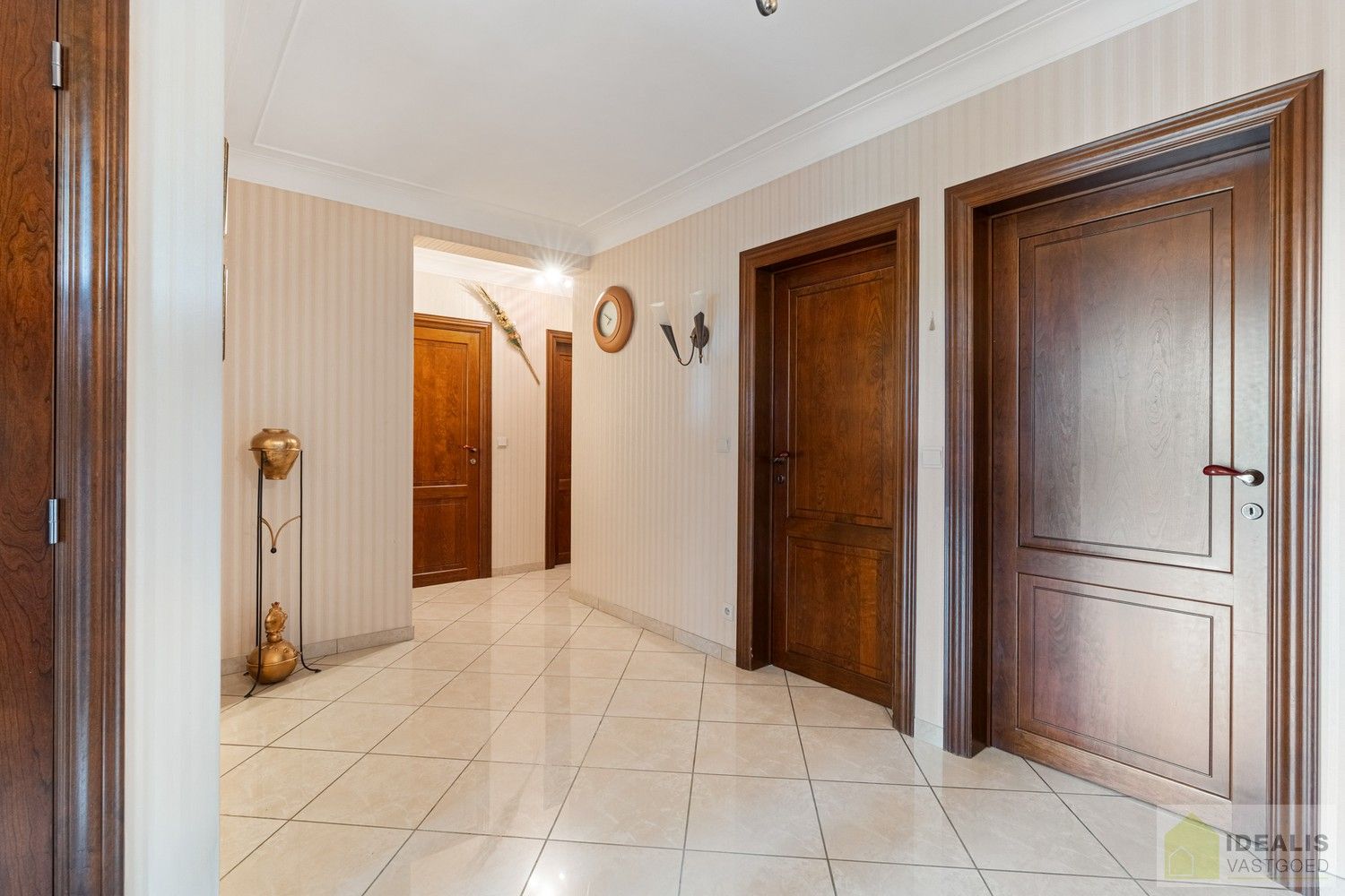 IDEALIS VASTGOED – ZEER RUIM HOEKAPPARTEMENT (110M²) MET LICHTRIJKE LEEFRUIMTE, VOLLEDIG UITGERUSTE KEUKEN, MAAR LIEFST 3 SLAAPKAMERS, BERGING, LIFT EN GARAGEBOX OP EEN UITERST GUNSTIGE LOCATIE MIDDEN IN HET CENTRUM VAN PELT. ZEER GESCHIKT VOOR KANDIDATEN OP ZOEK NAAR EEN INSTAPKLAAR APPARTEMENT! foto 3