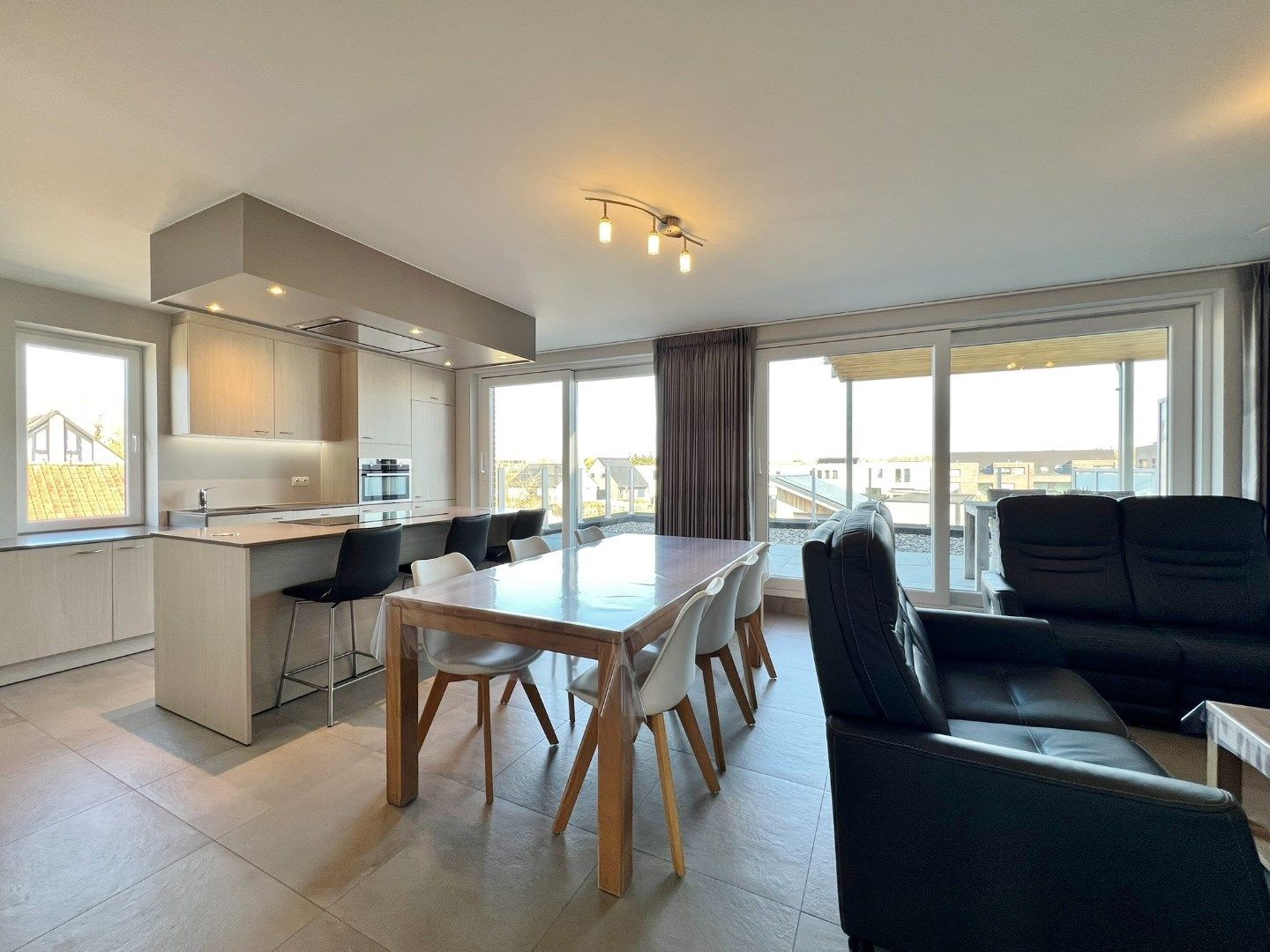 Modern appartement met parkeerplaats en groot zonnig terras met open zicht. foto 2