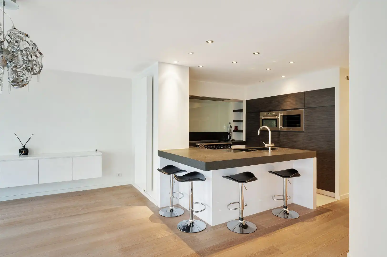 Ruim appartement van 163m² met 11 m² façade in de Dumortierlaan. foto 13