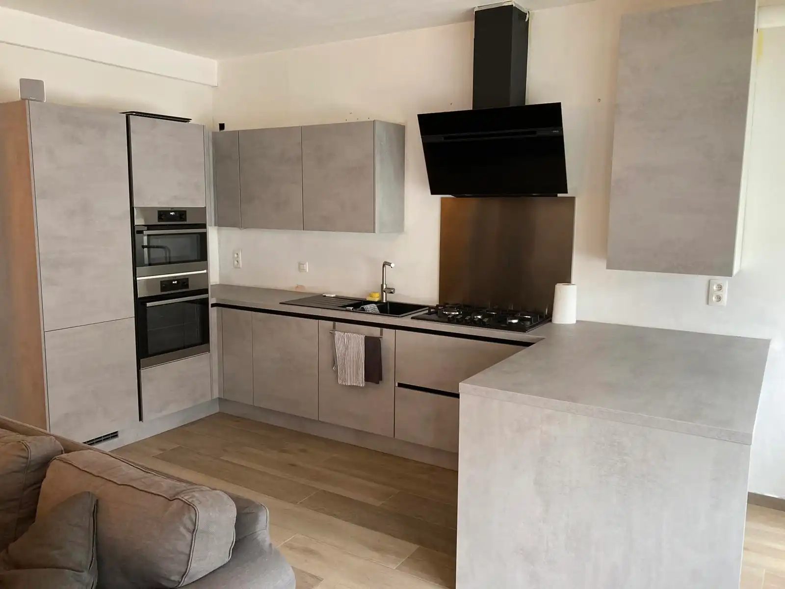 SCHELLEBELLE - Gelijkvloers appartement met tuintje. foto 2