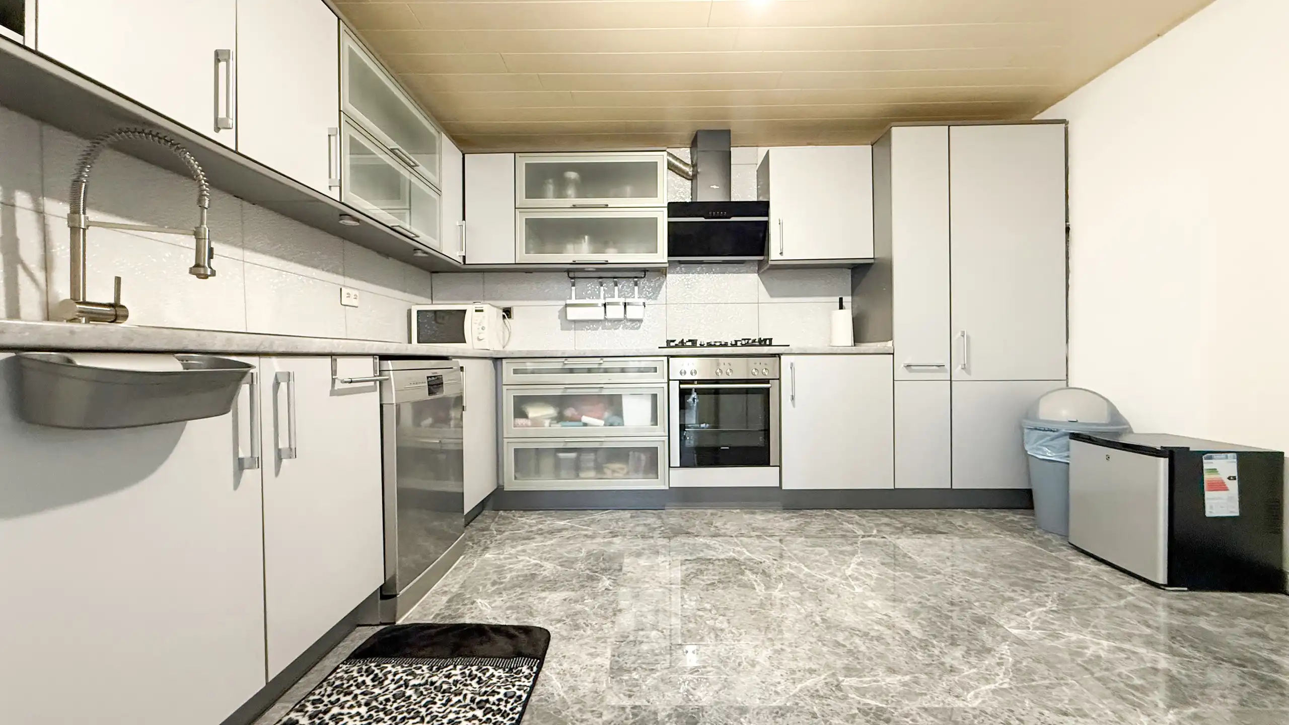 Instapklare vernieuwde woning van 170m² met 3slpks! foto 8