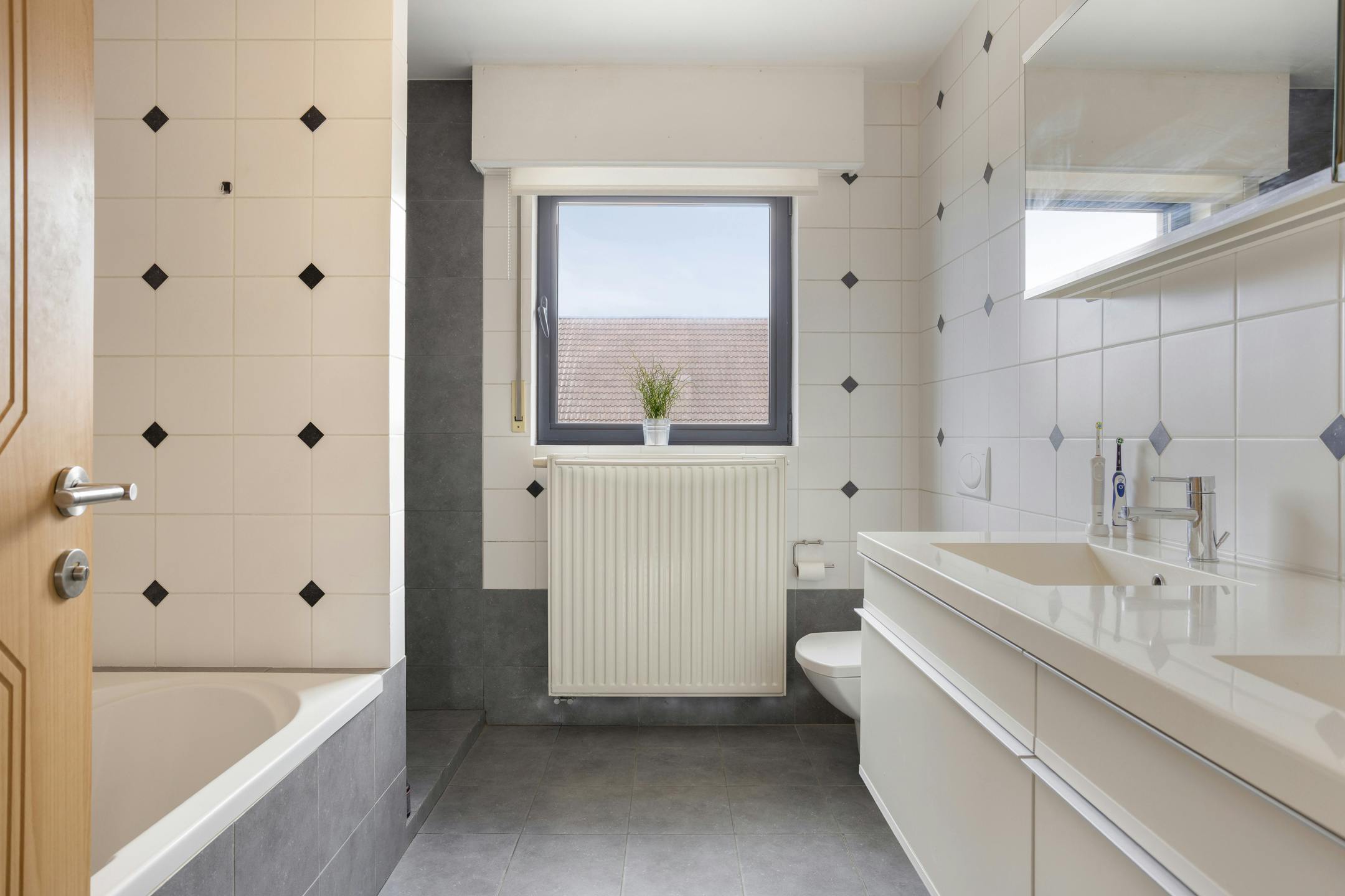 Instapklare halfopen bebouwing met 4 slaapkamers in Sint-Katelijne-Waver. foto 7