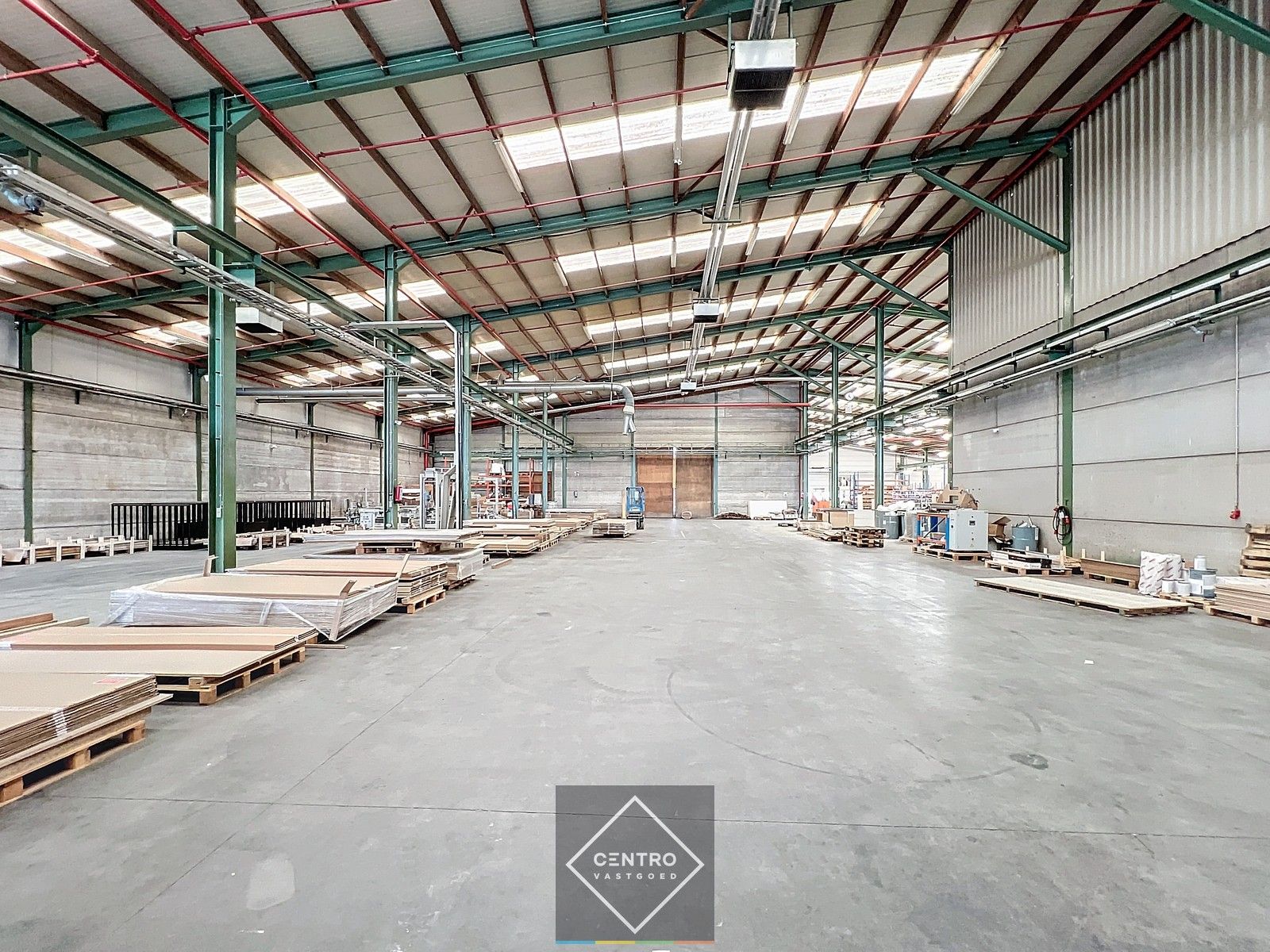 Instapklaar BEDRIJFSGEBOUW bestaande uit een geïsoleerd MAGAZIJN (± 2.935m²) met KANTOORGEBOUW (± 305m²). Ruim verhard buitenterrein én 2 rolbruggen. Op industriezone te Houthulst. foto 20