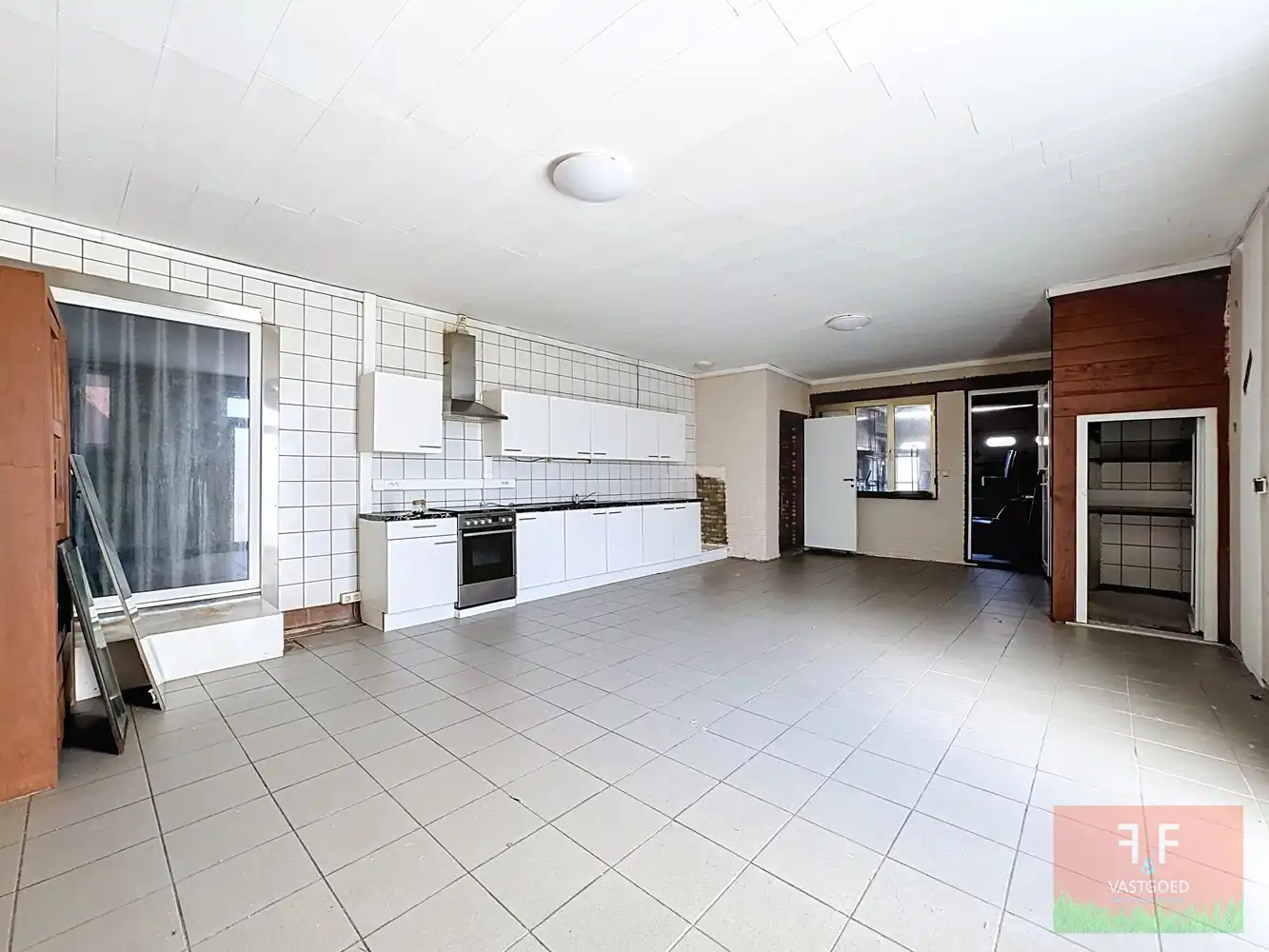Open bebouwing met 6 slaapkamers, 3 badkamers, inpandige garage en ruime tuin foto 13