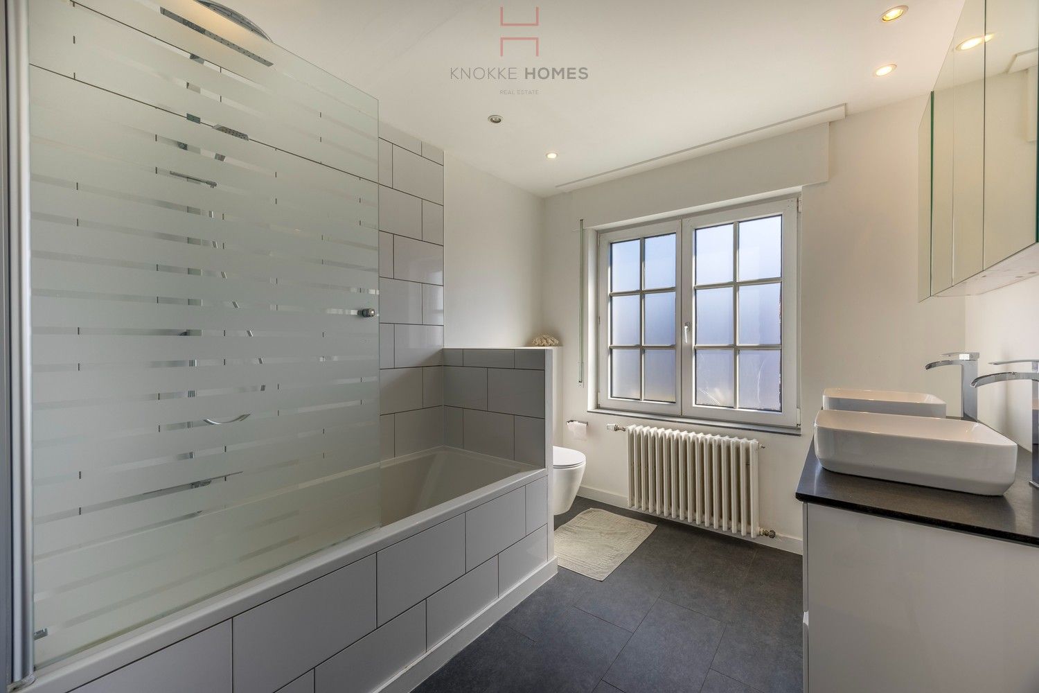 Instapklare halfopen woning in Oud-Knokke met 3 slaapkamers en private parkeerplaats voor twee wagens foto 25