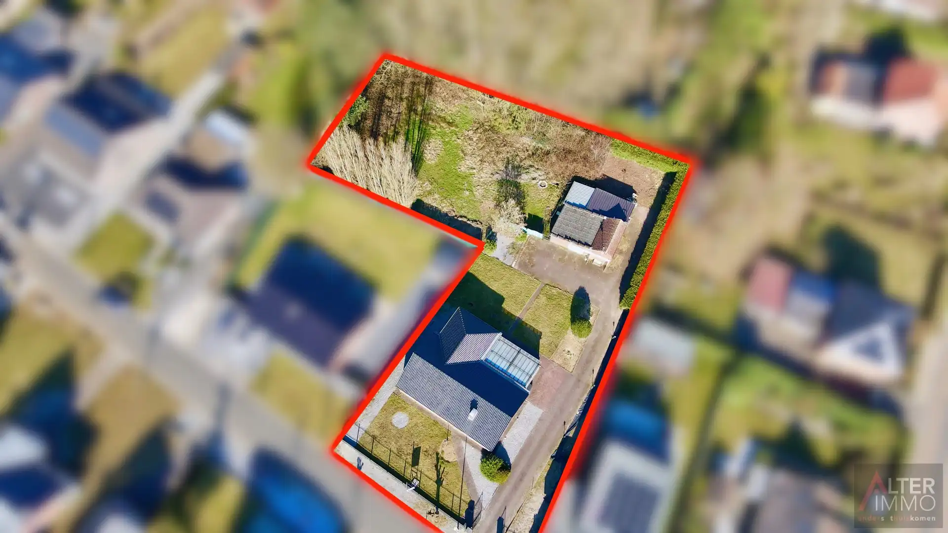 Opportuniteit! Gelijkvloerse woning met 3 slaapkamers op een groot en breed perceel (30 m) van 25a 65ca - EPC makkelijk te verbeteren! foto 2