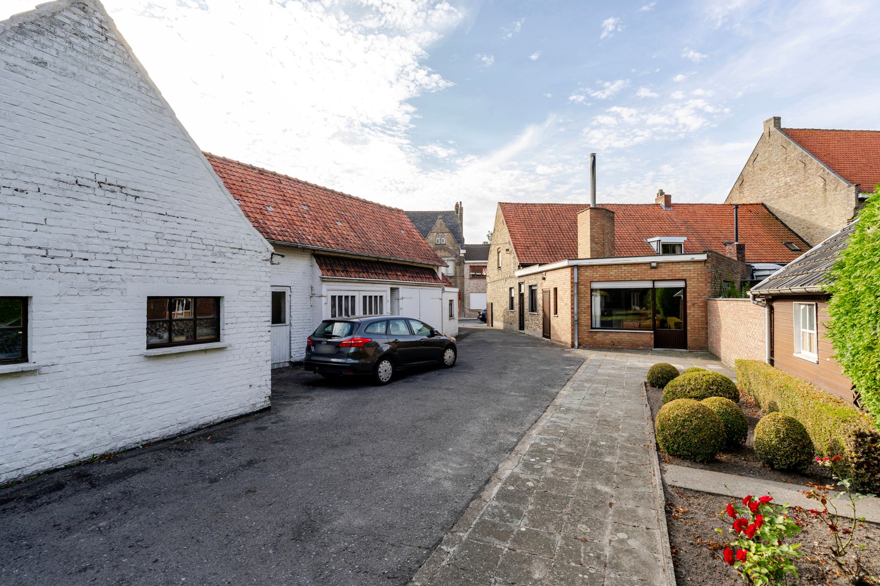 Ruime woning met meerdere bijgebouwen foto 21
