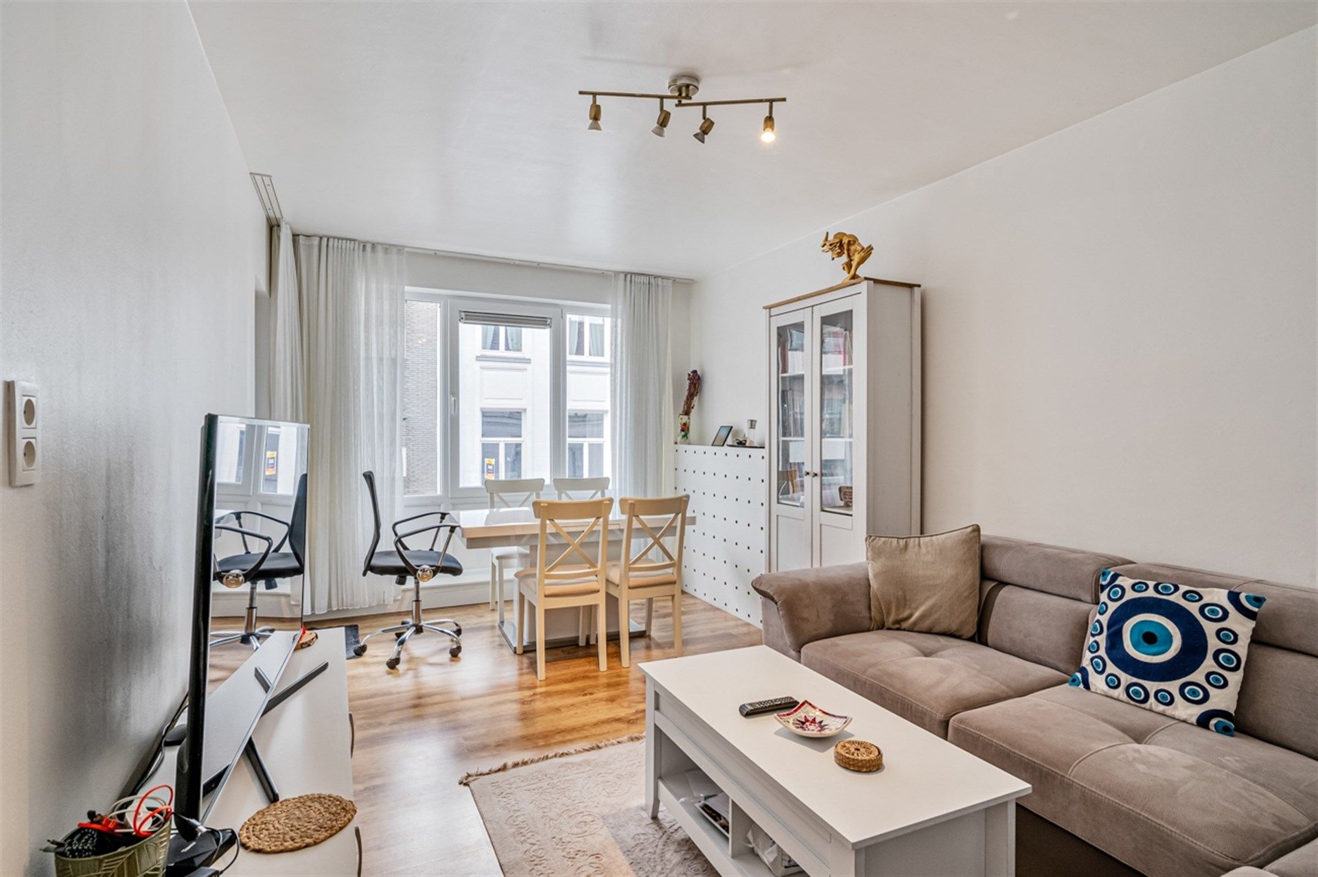 Centraal gelegen appartement met 2 slaapkamers op de tweede verdieping foto 2