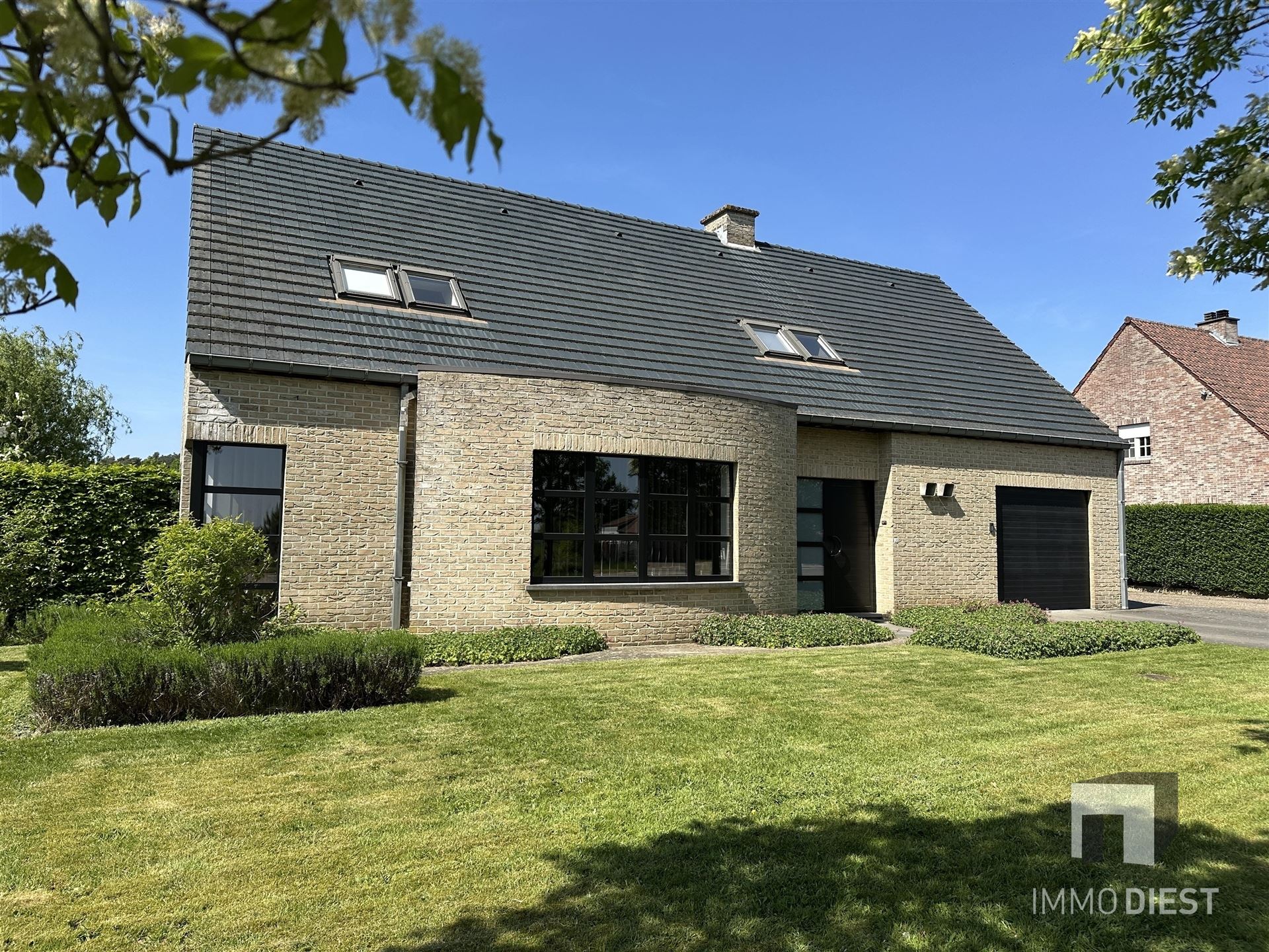Instapklare woning met zicht op agrarisch gebied - bureau + 3 slpks foto 4