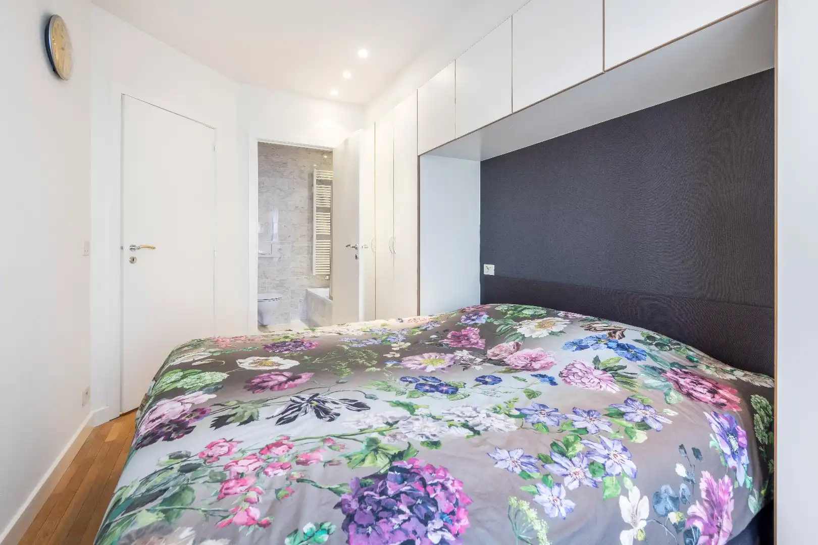 Aangenaam appartement met groot zonneterras gelegen in een rustige zijstraat van de Dumortierlaan. Parking mogelijk. foto 13