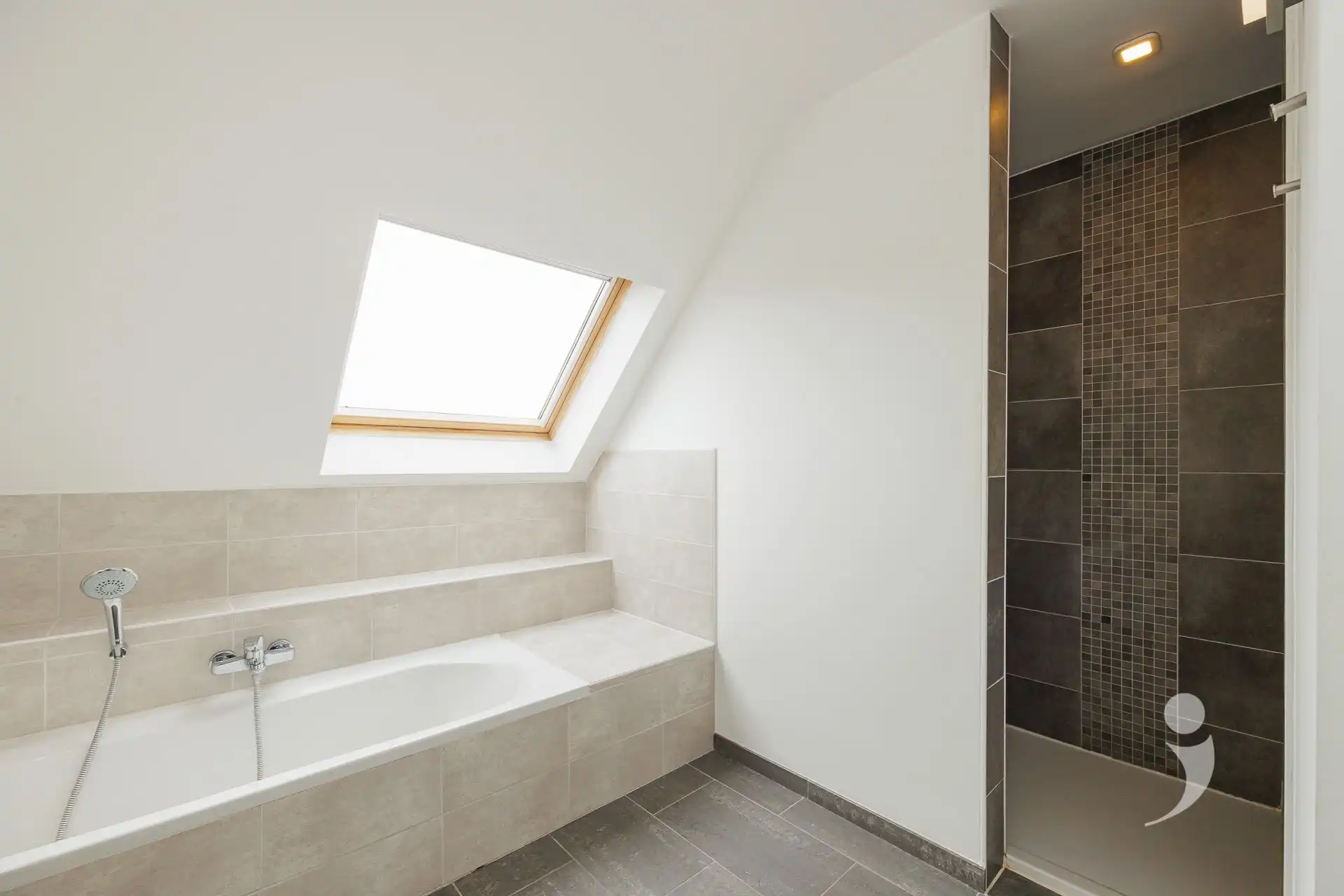 Bijzonder ruim appartement met prachtig vergezicht foto 15