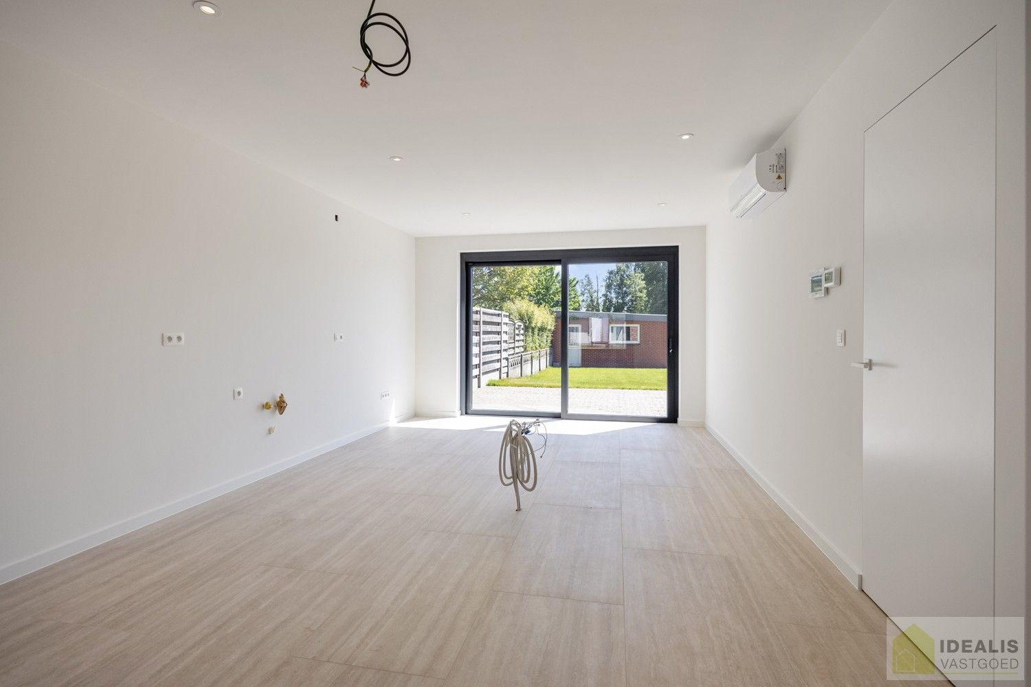 IDEALIS VASTGOED – Schitterend volledig vernieuwde woning (+- 220m²) met een heerlijke open leefruimte, 3 ruime slaapkamers, luxueuze badkamer, ruime wasplaats op een fijn zuid georiënteerd perceel! Dit heerlijke huis bevindt zich op een knap perceel van 8a 69ca in een heerlijk rustige en groene omgeving! - EEN MUST VISIT! - foto 8