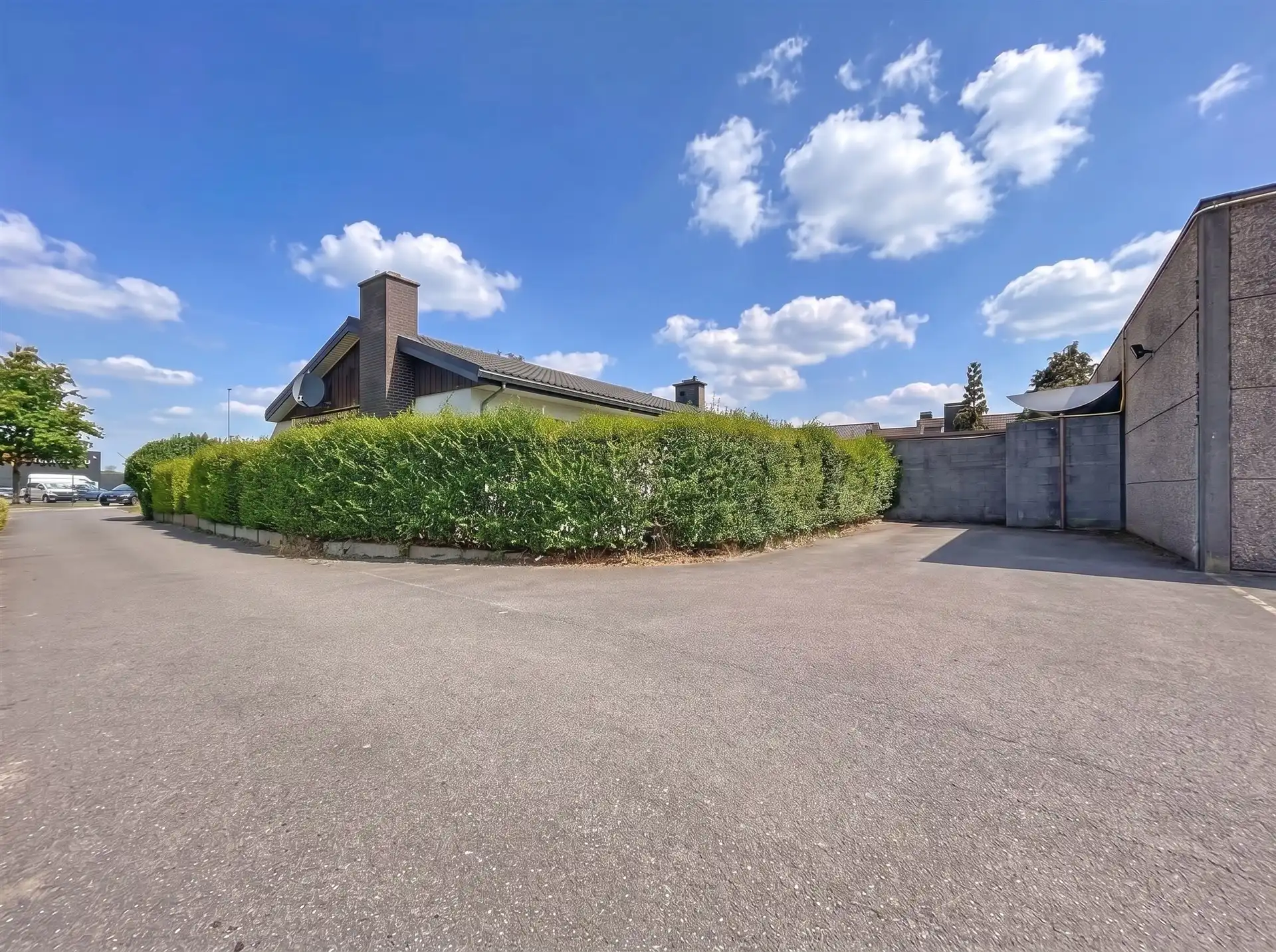 Woning met magazijn en kantoor op perceel van 2185m² foto 17
