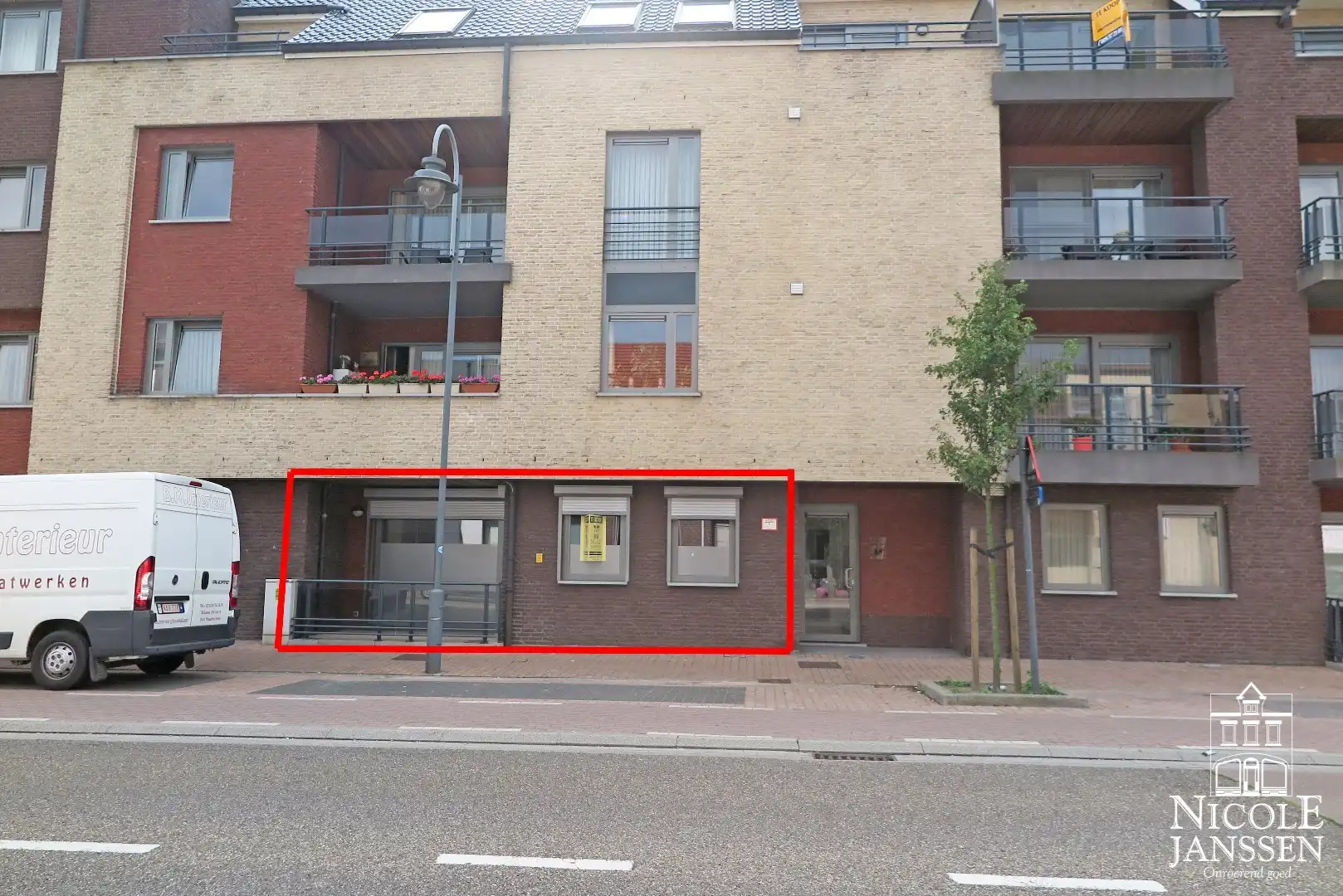 Gelijkvloers appartement met één slaapkamer en terras in het centrum van Maaseik foto {{pictureIndex}}