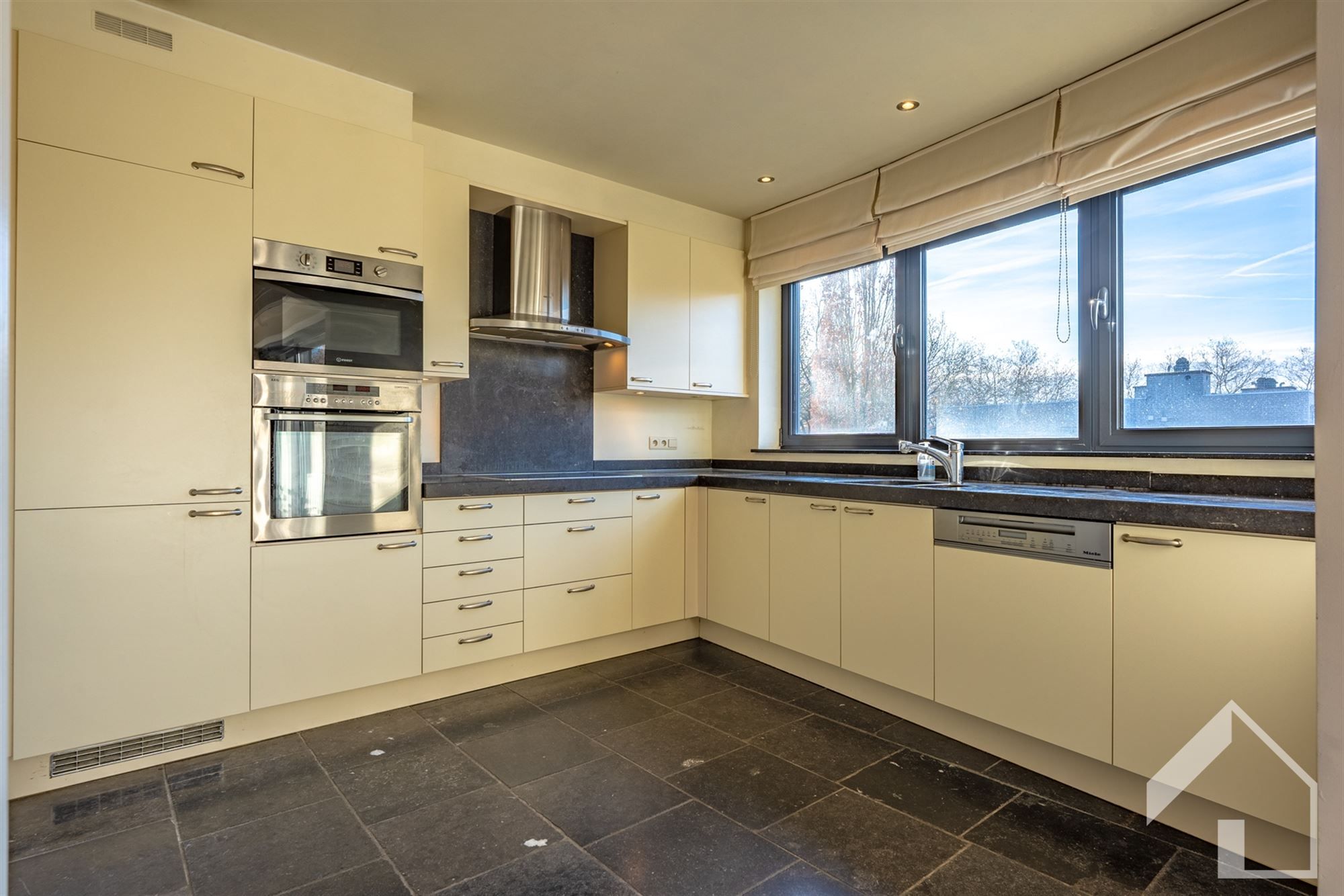 Prachtig appartement met 3 slaapkamers en garagebox foto 5