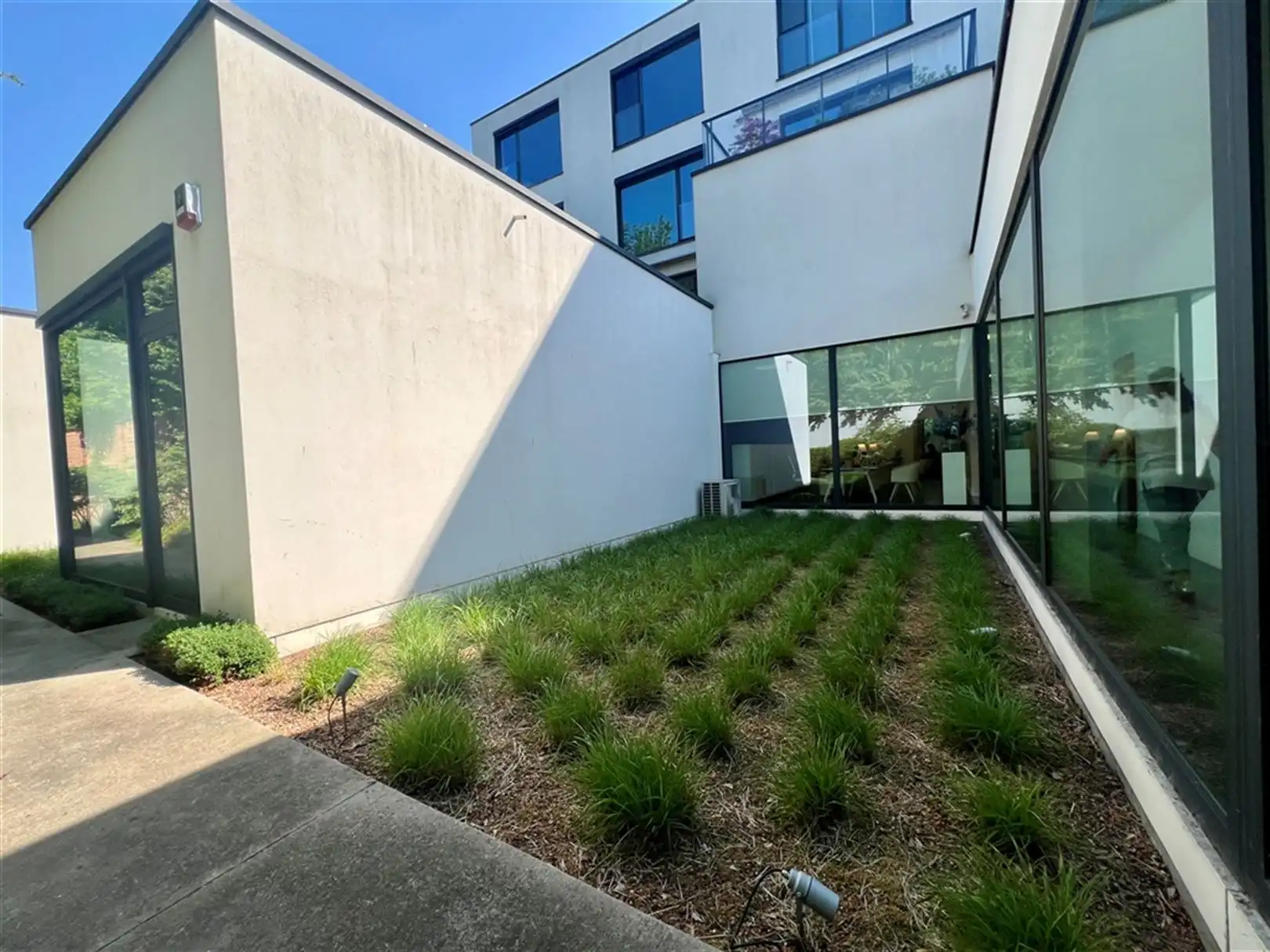 Modern gelijkvloerskantoor-/praktijkruimte te huur langs de Coupure foto 10