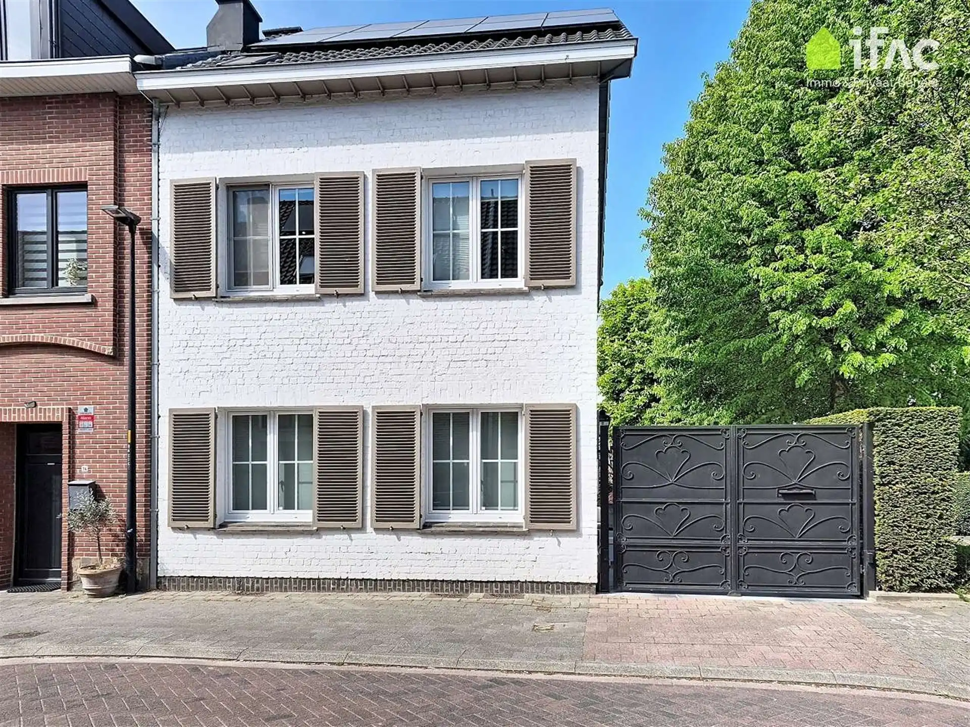 Luxe gerenoveerde 3-gevel met 2 parkings en tuin foto 29