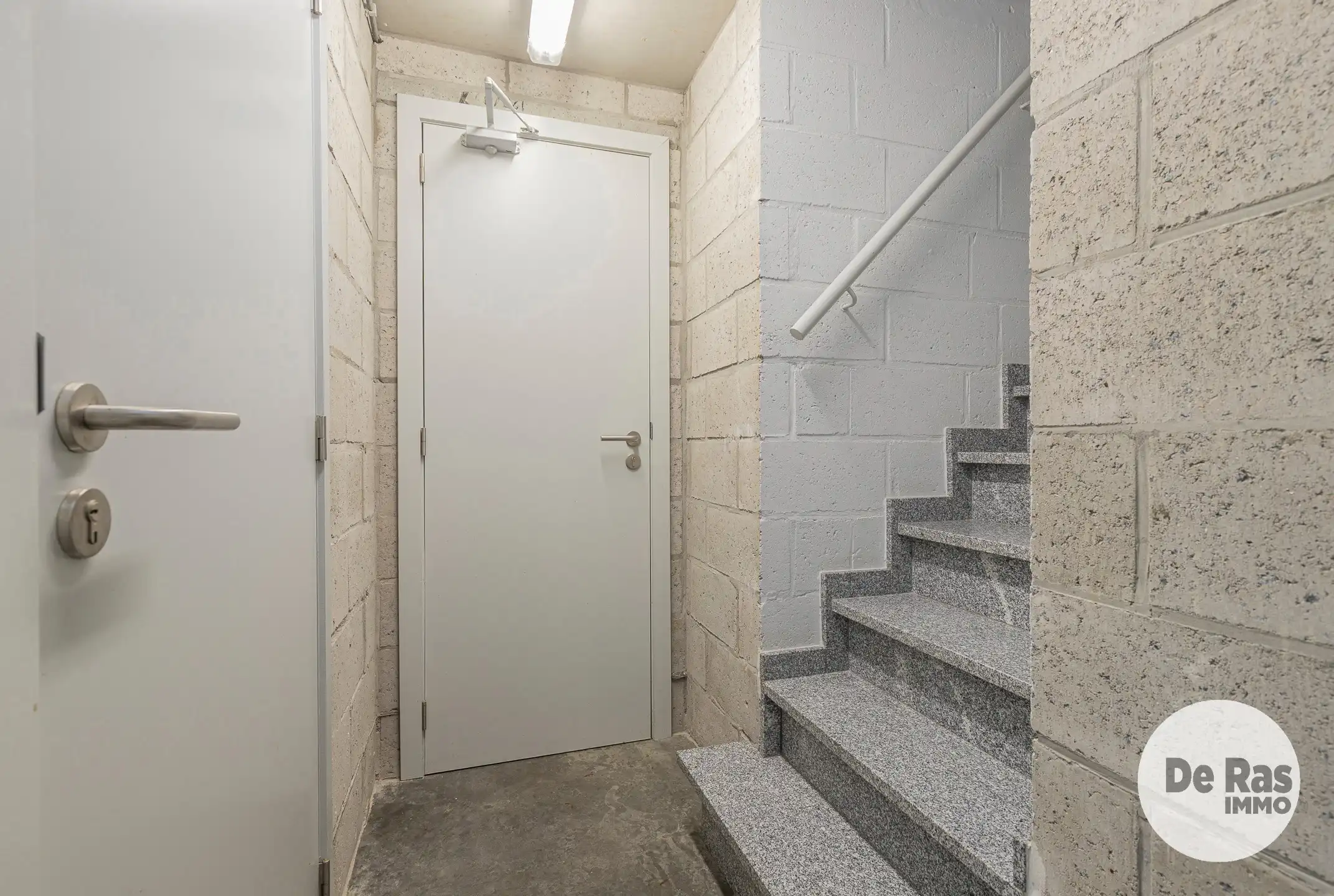 LEDE - Ruim en instapklaar appartement aan de markt van Lede foto 17