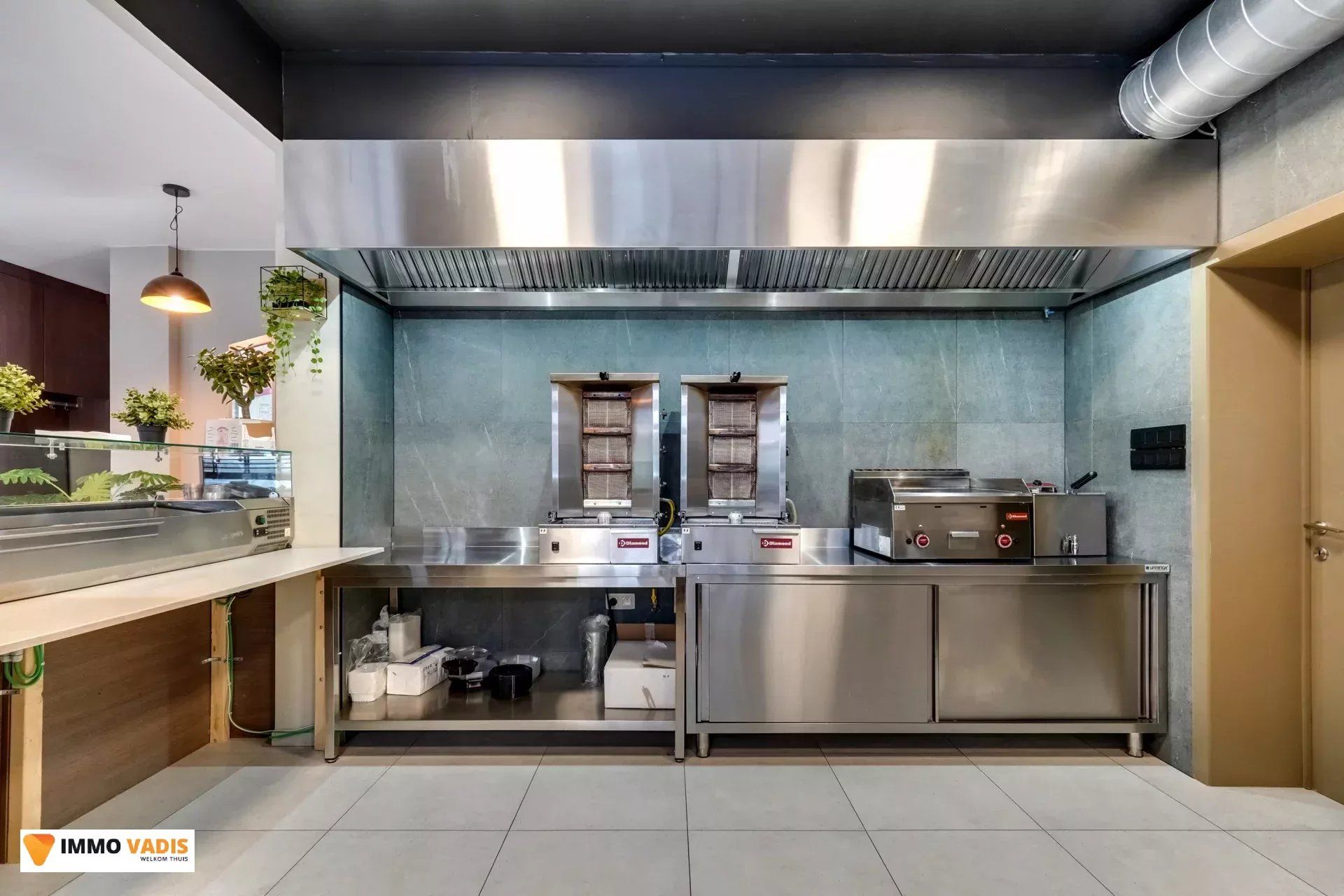 Handelspand  en appartement met garage en parkeerplaatsen foto 15