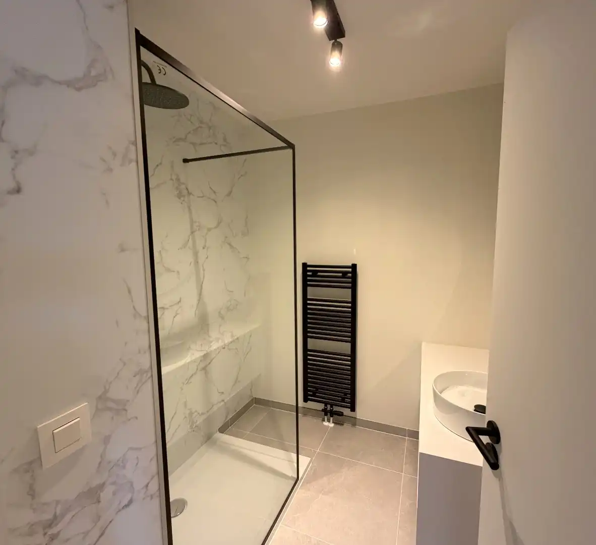 Gerenoveerd appartement met 2 slaapkamers, zonnig terras, kelderberging in Kortrijk foto 4