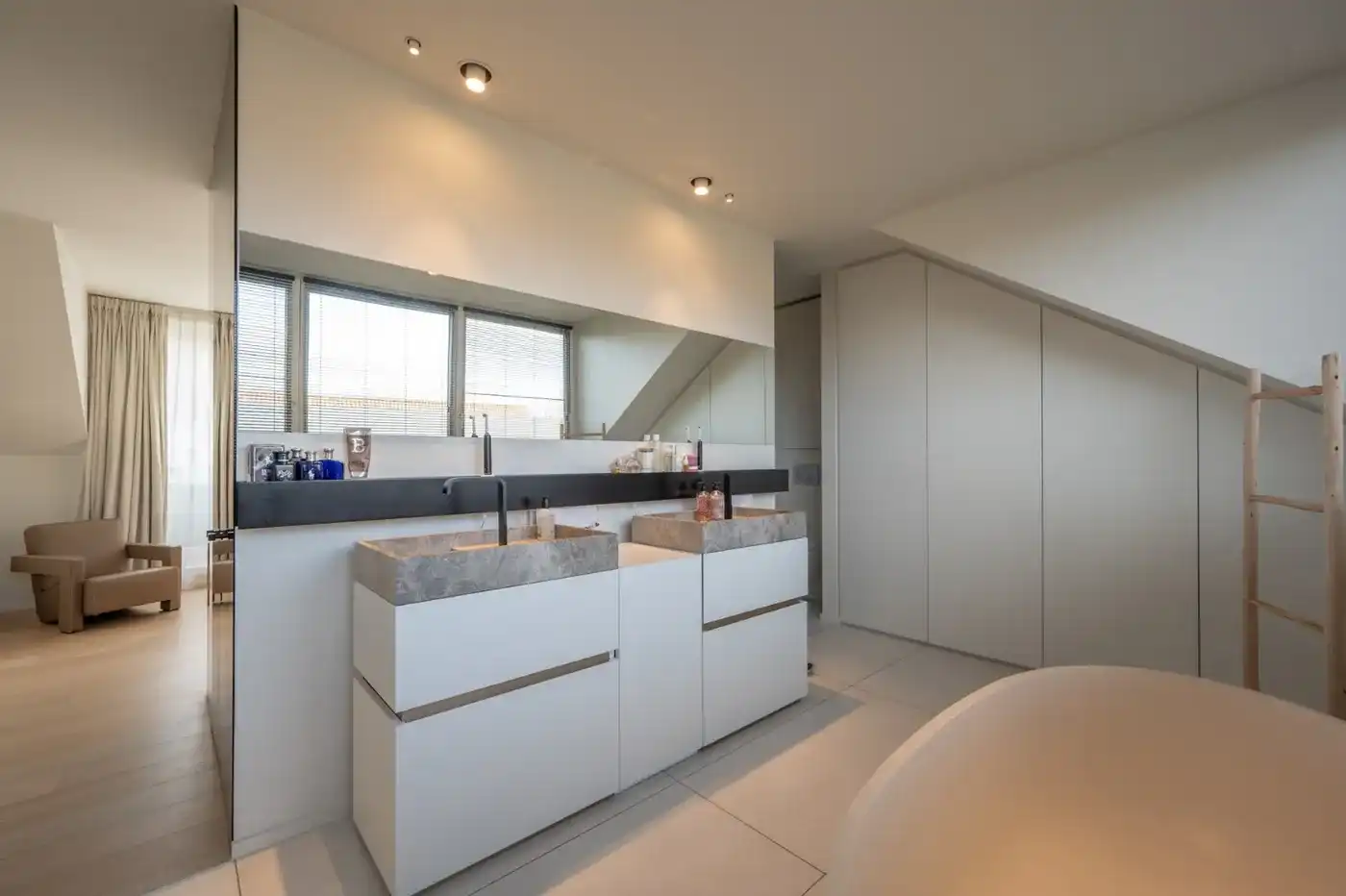 Lichtrijke bel-etage woning nabij van het Oosthoekplein in Het Zoute foto 14