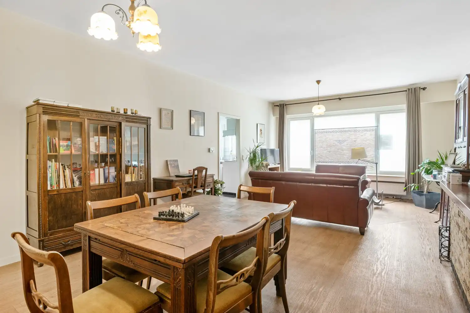 Groot 2 slaapkamer appartement met terras in een doodlopende straat in het centrum van Wijnegem! foto 5