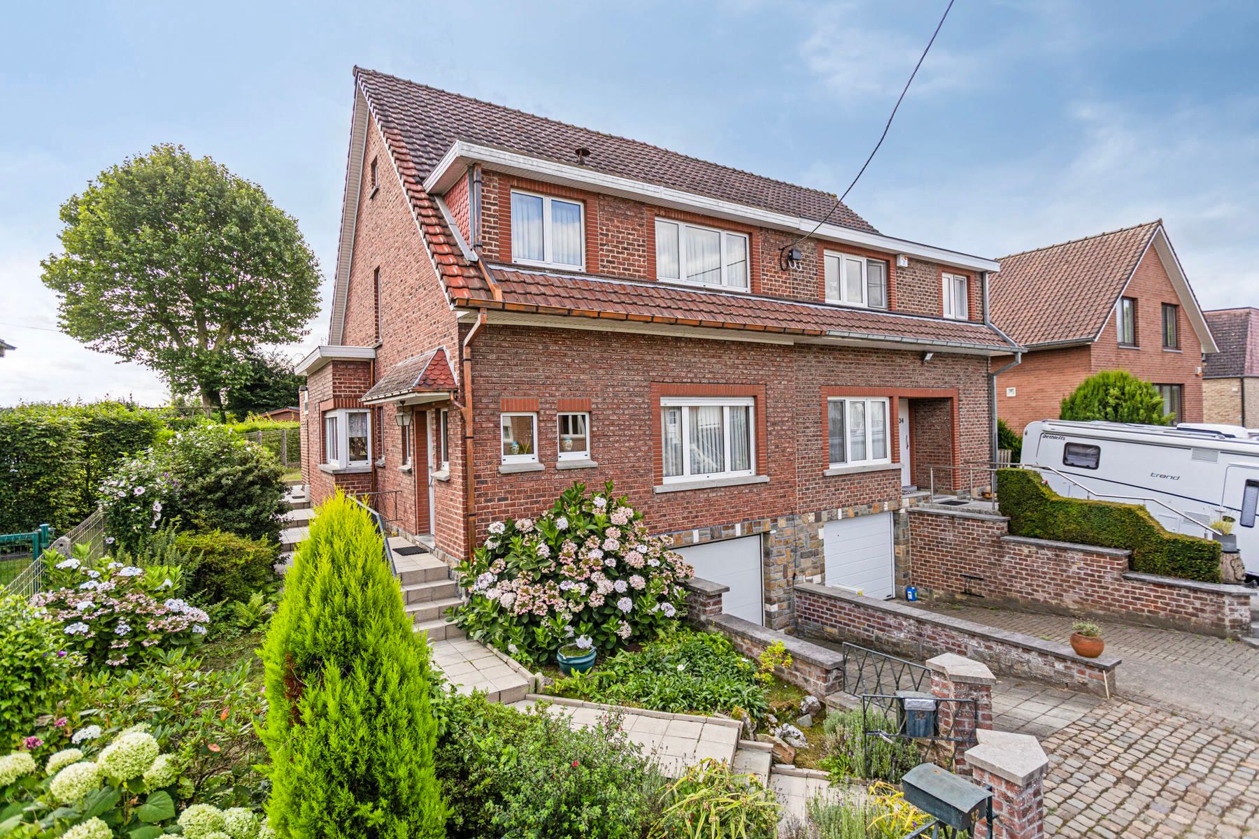 OPTIE Rustig gelegen woning met 3 slaapkamers en garage foto {{pictureIndex}}