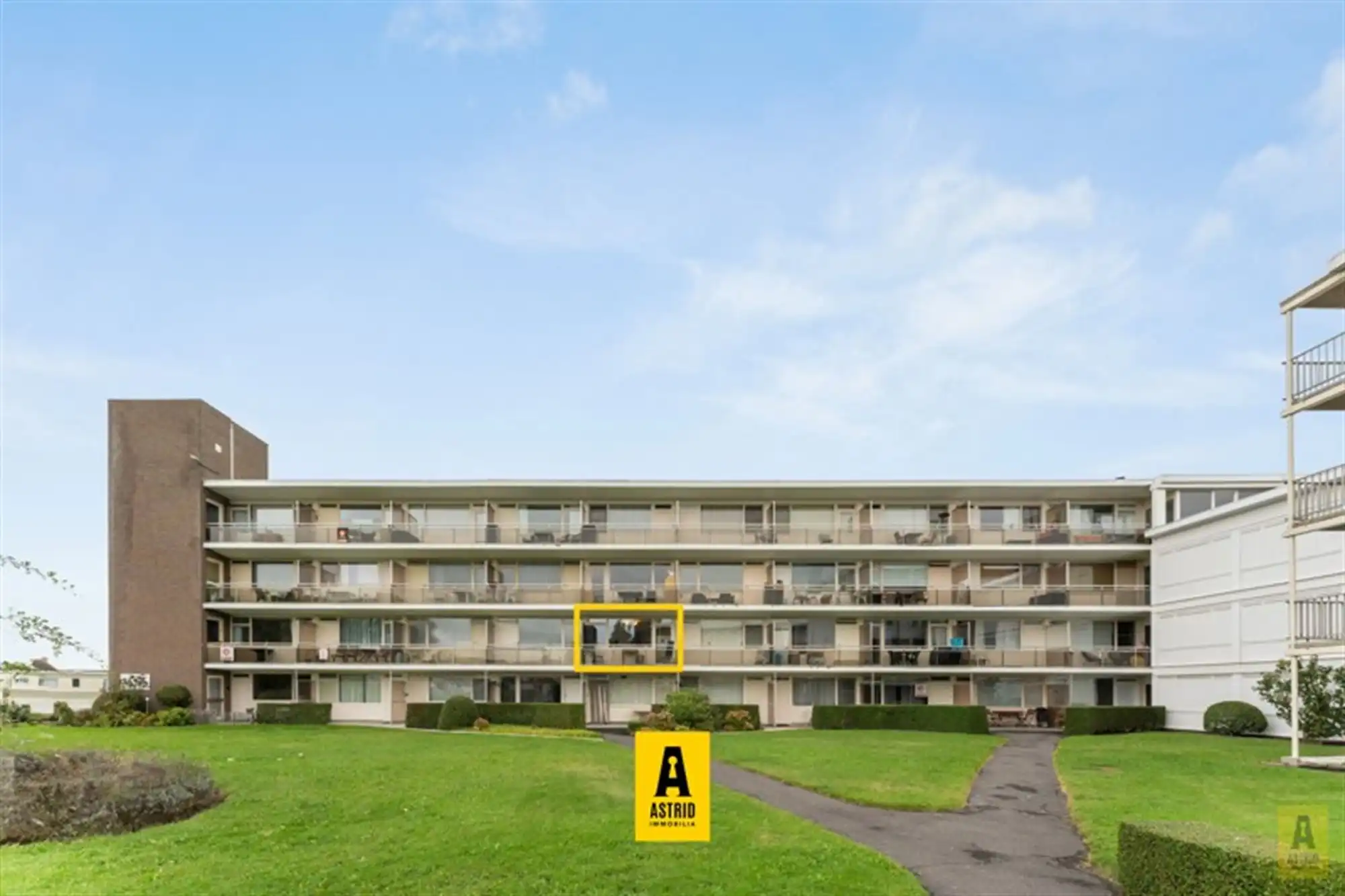 Instapklaar (gerenoveerd) lichtrijk appartement met terras in groen domein! foto 4