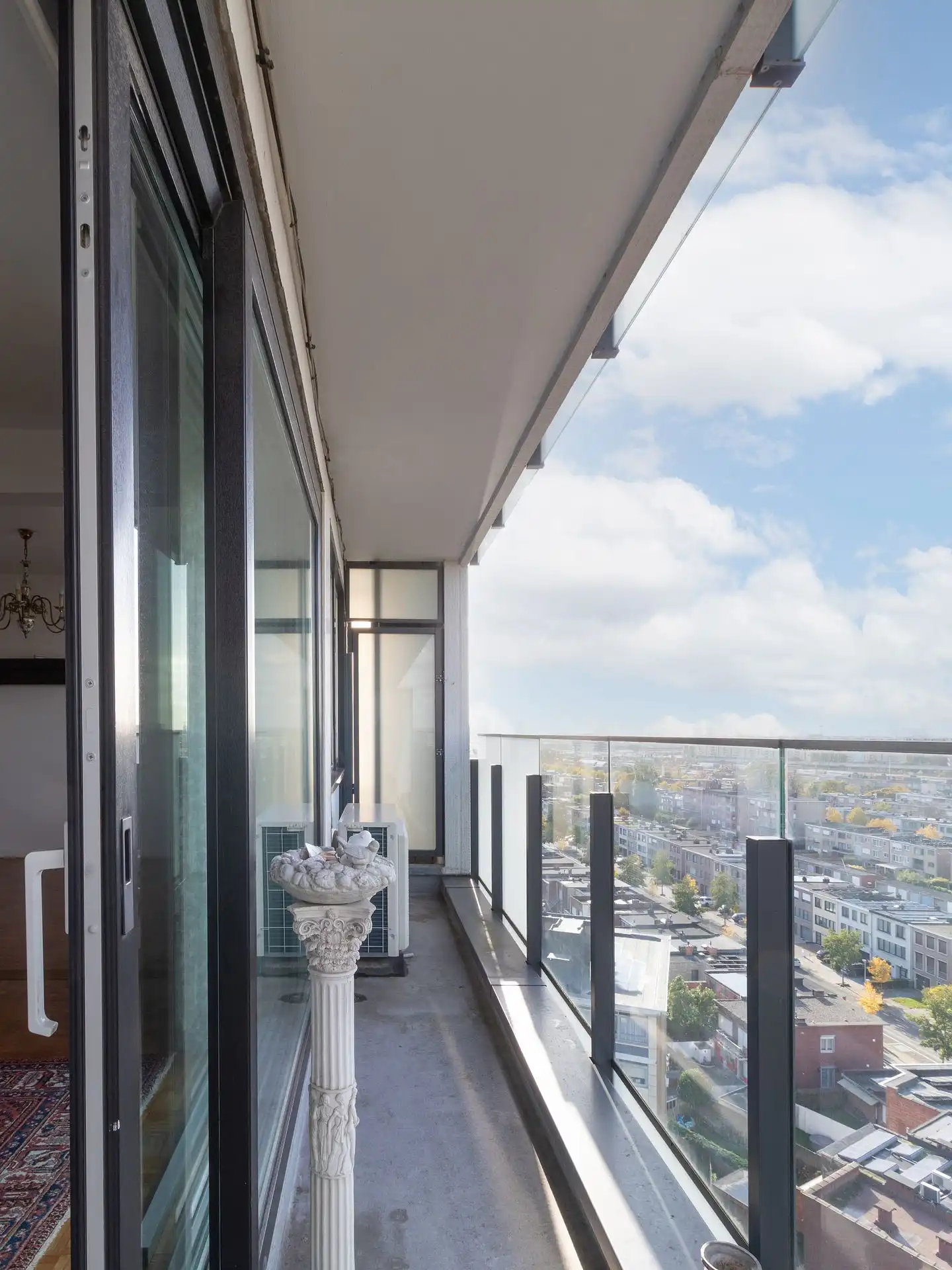 Ruim appartement met panoramisch uitzicht over Antwerpen foto 12