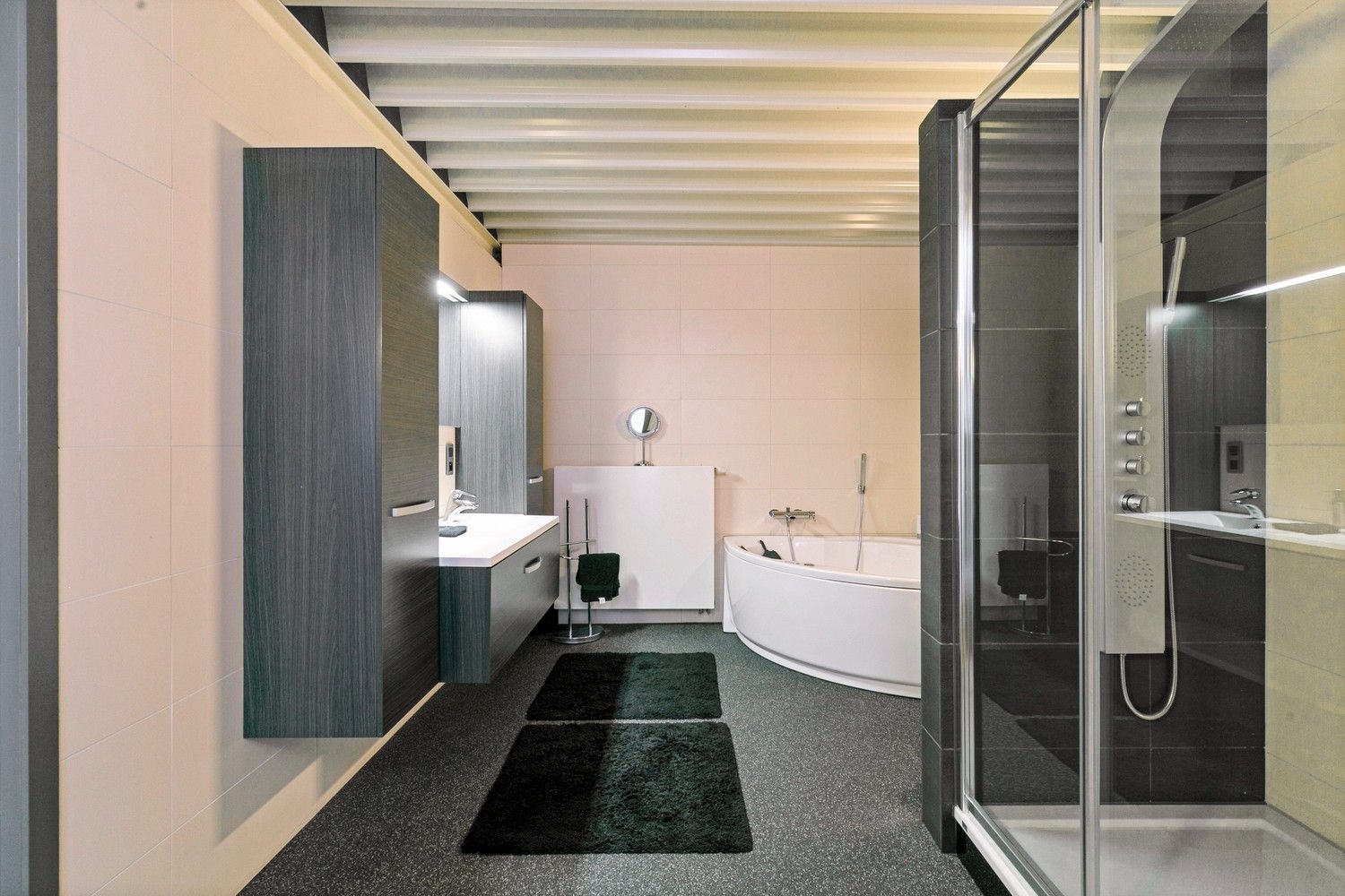 Handelsruimte met luxe duplex-appartement en verhuurde loodsen op het industrieterrein in Lanaken foto 41