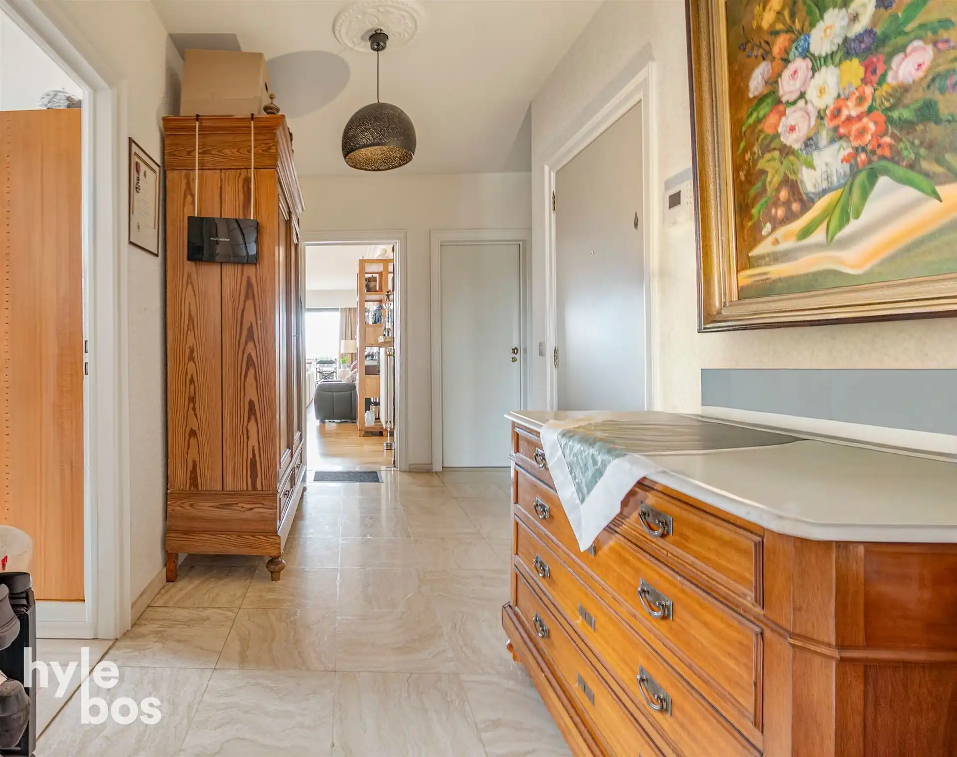 Appartement met veel lichtinval, ruime leefruimte en garagebox foto 14