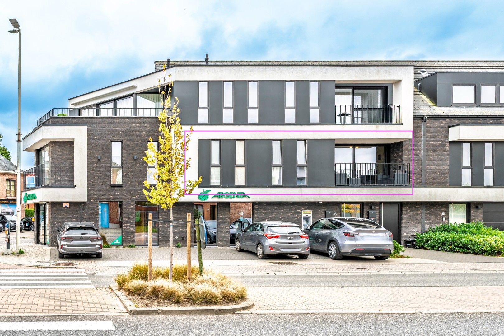 Modern 2 slaapkamer appartement met overdekte autostaanplaats foto {{pictureIndex}}