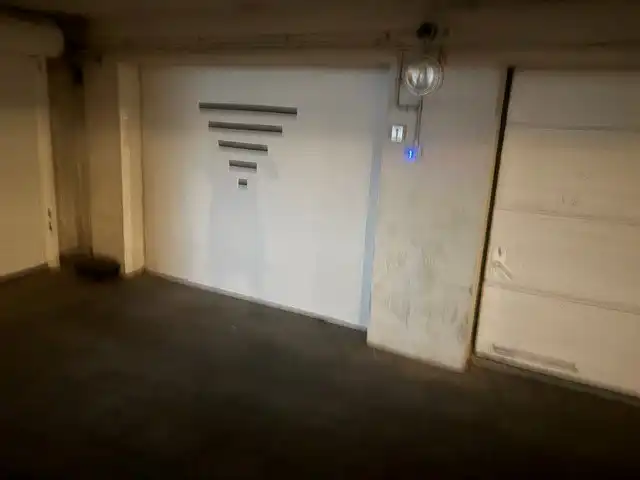 Gesloten garagebox met elektrische poort en verlichting foto 9