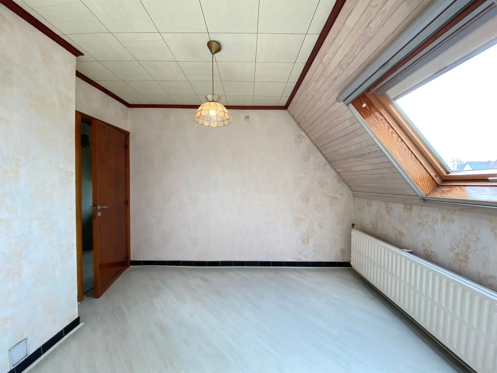 Charmante open bebouwing met 3 slaapkamers, grote garage en zonnepanelen foto 17