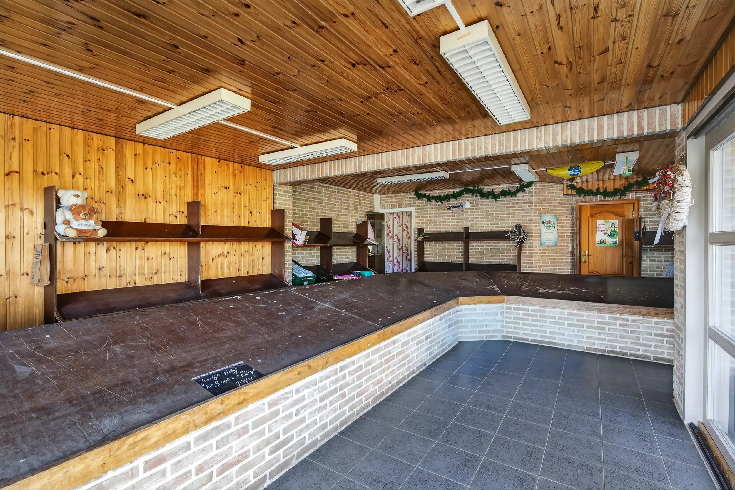 Handelshuis met loods op toplocatie foto 3