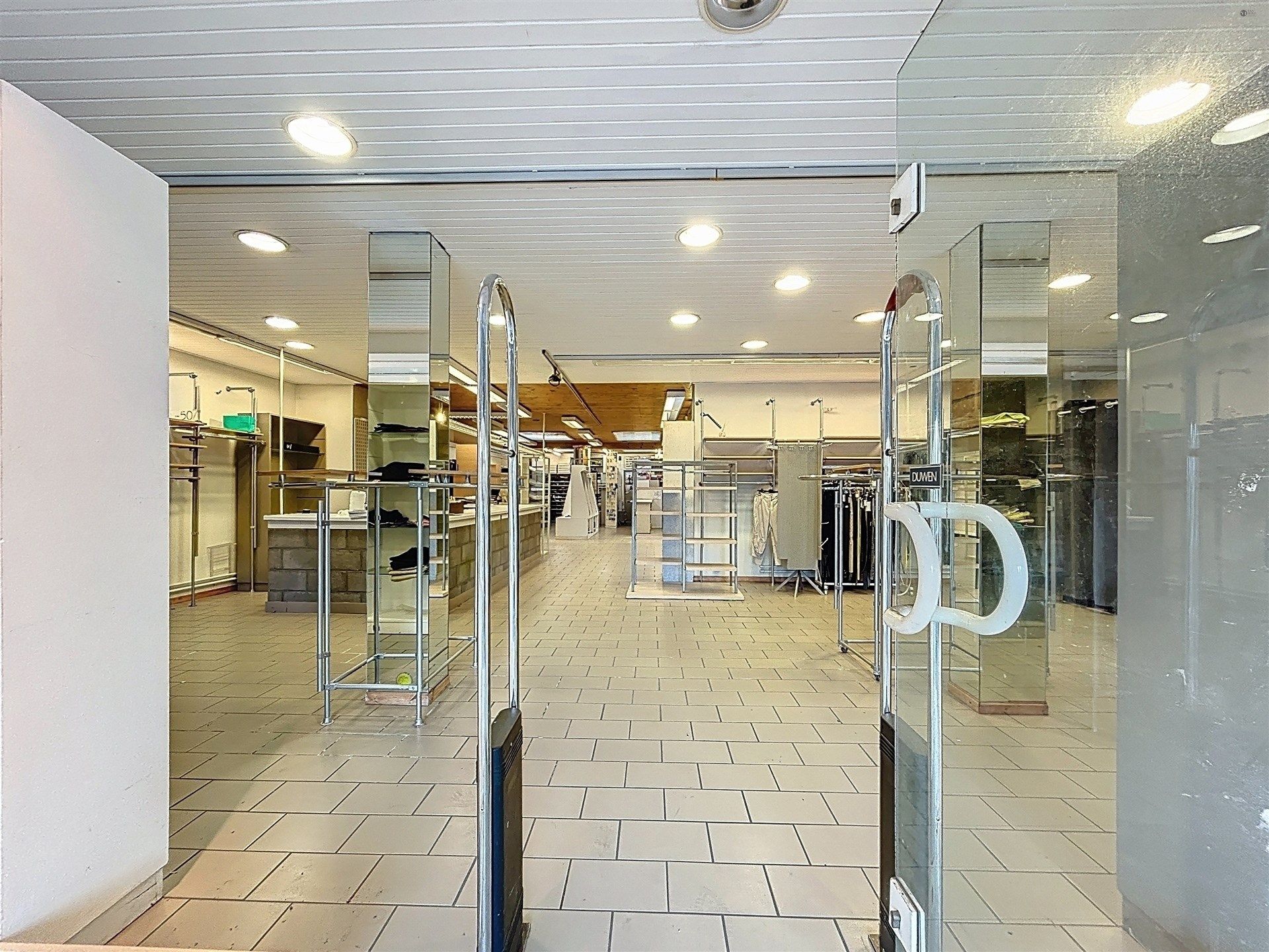 Handelspand met woongelegenheid + 2 appartementen op toplocatie. foto 3