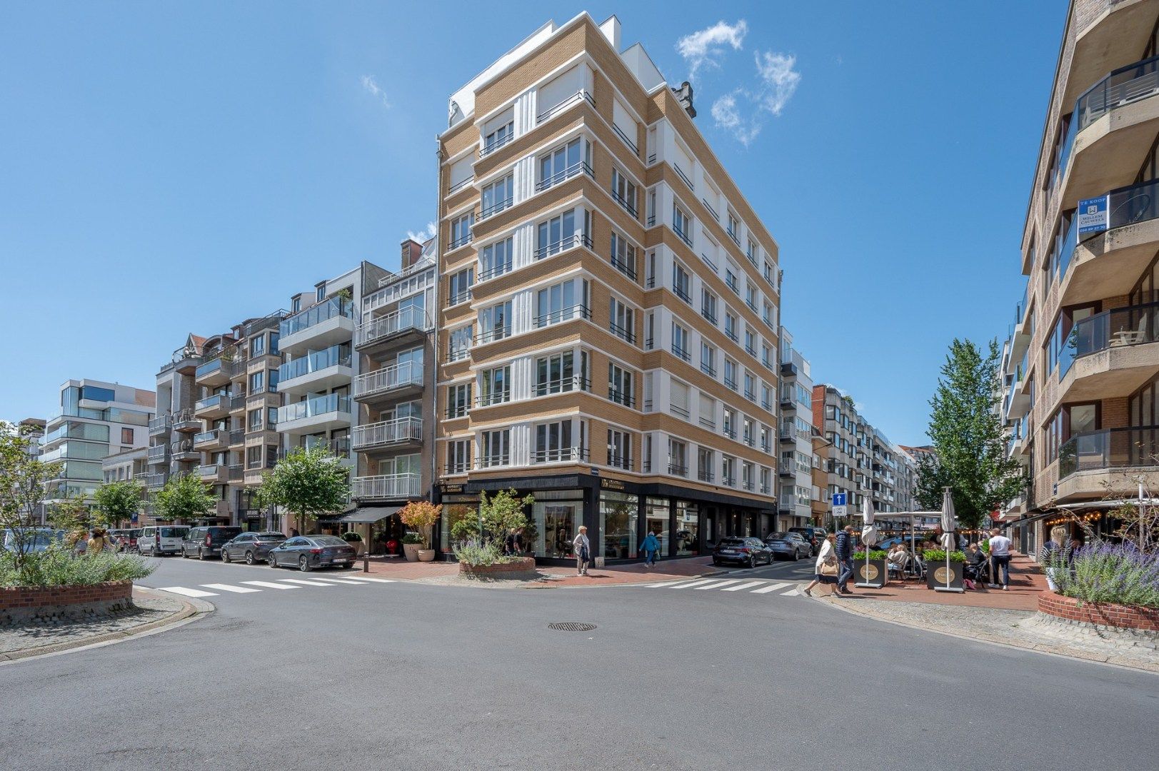 Stijlvol gerenoveerd hoekappartement met loftgevoel, ideaal gelegen aan de Dumortierlaan nabij de Zeedijk foto 2