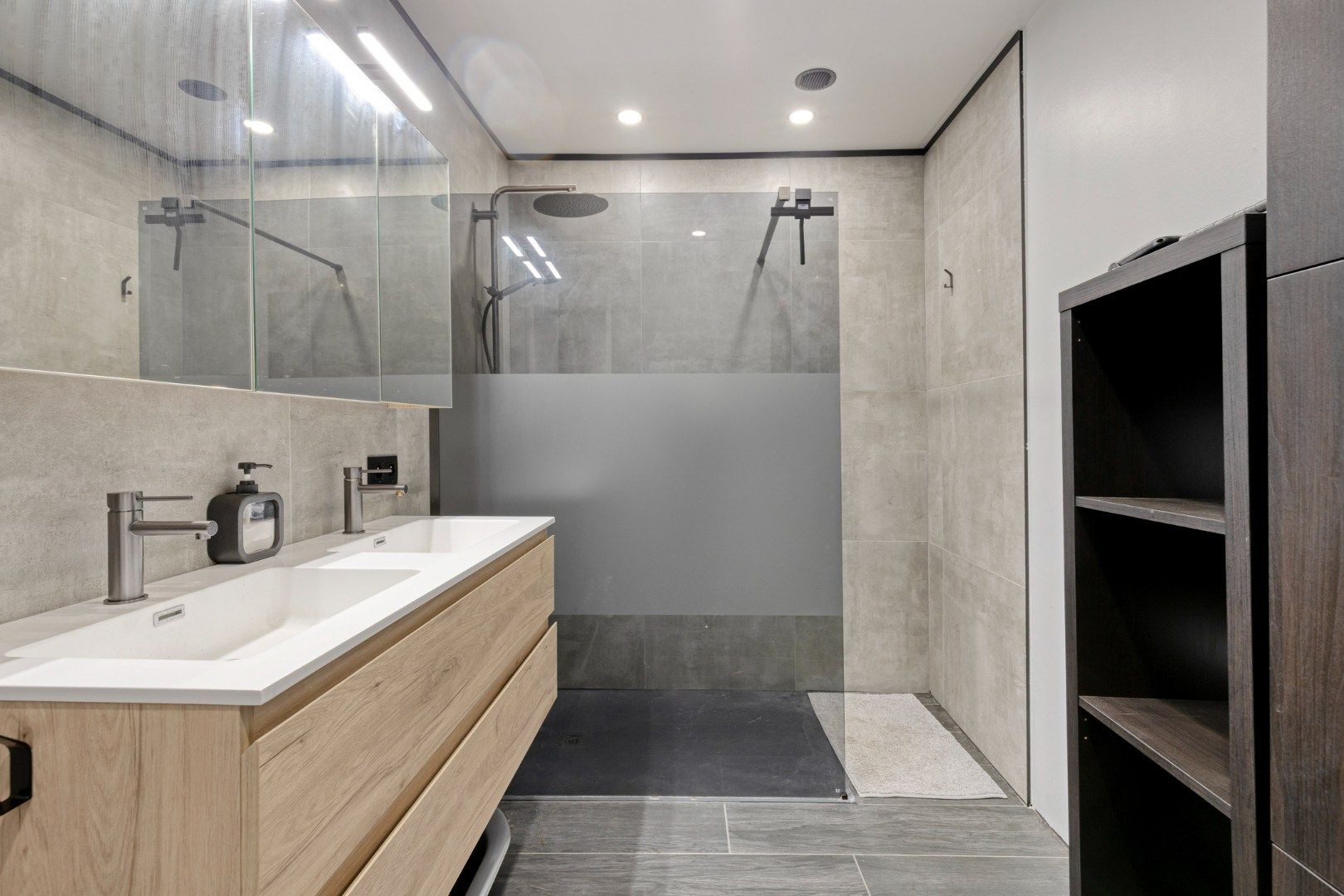 Verrassend ruime woning met 5 slaapkamers en bureau! foto 8