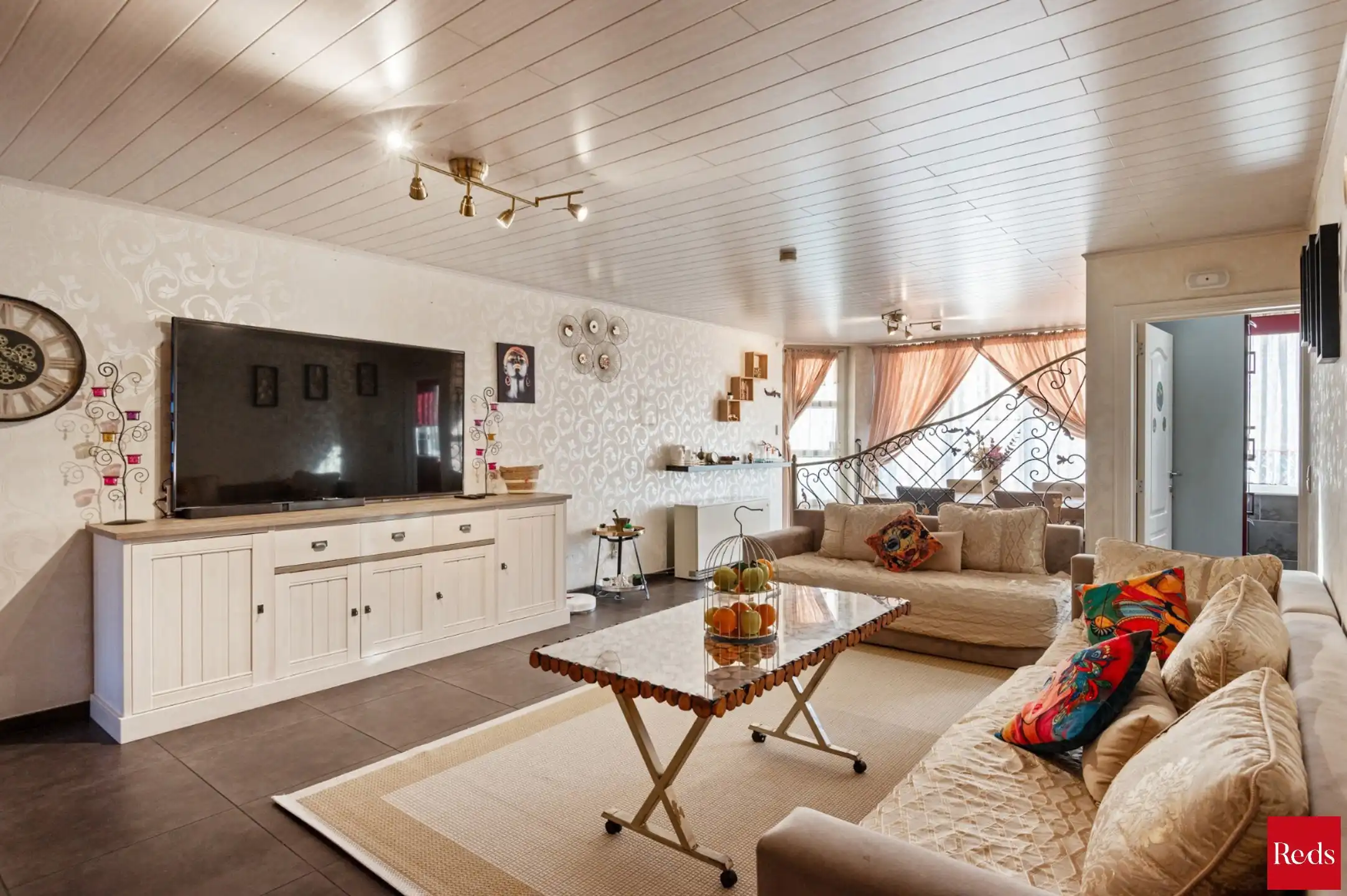 Ruim en verzorgd gelijkvloers appartement met 3 slaapkamers foto {{pictureIndex}}