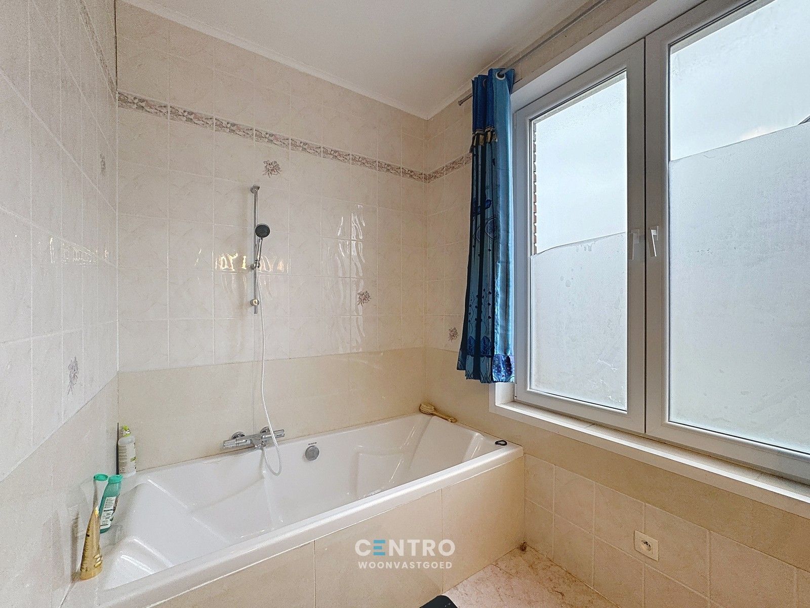 Gerenoveerde woning met 4 ruime slpks! foto 10