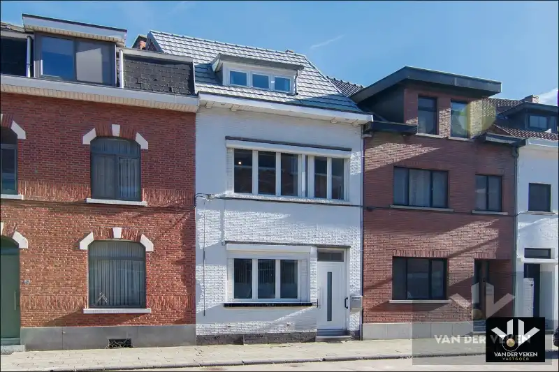 Ruime en goed gelegen te moderniseren rijwoning met gezellige binnekoer, garage en/of atelier foto 38