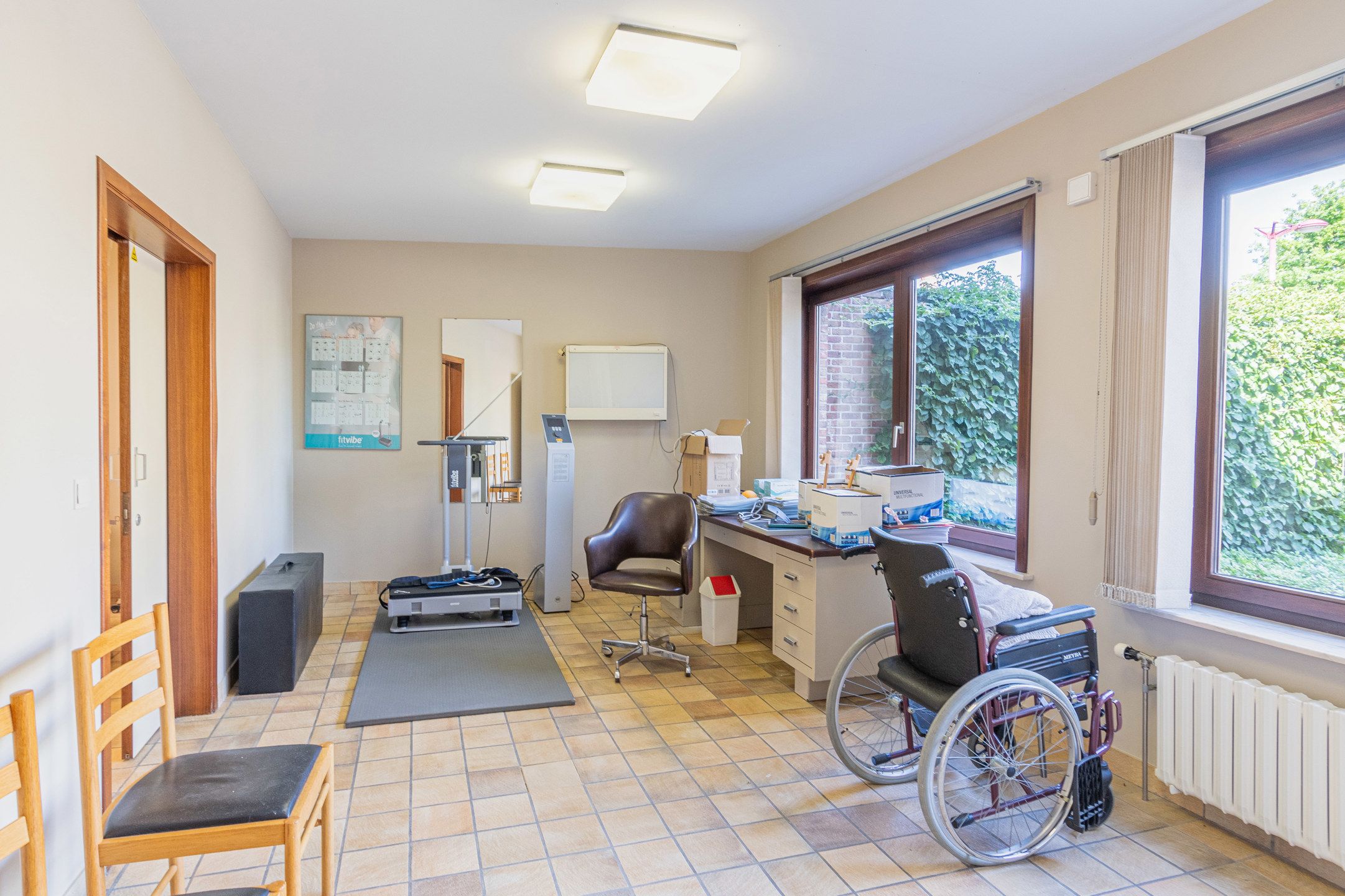 Riante woning met grote praktijkruimte foto 17