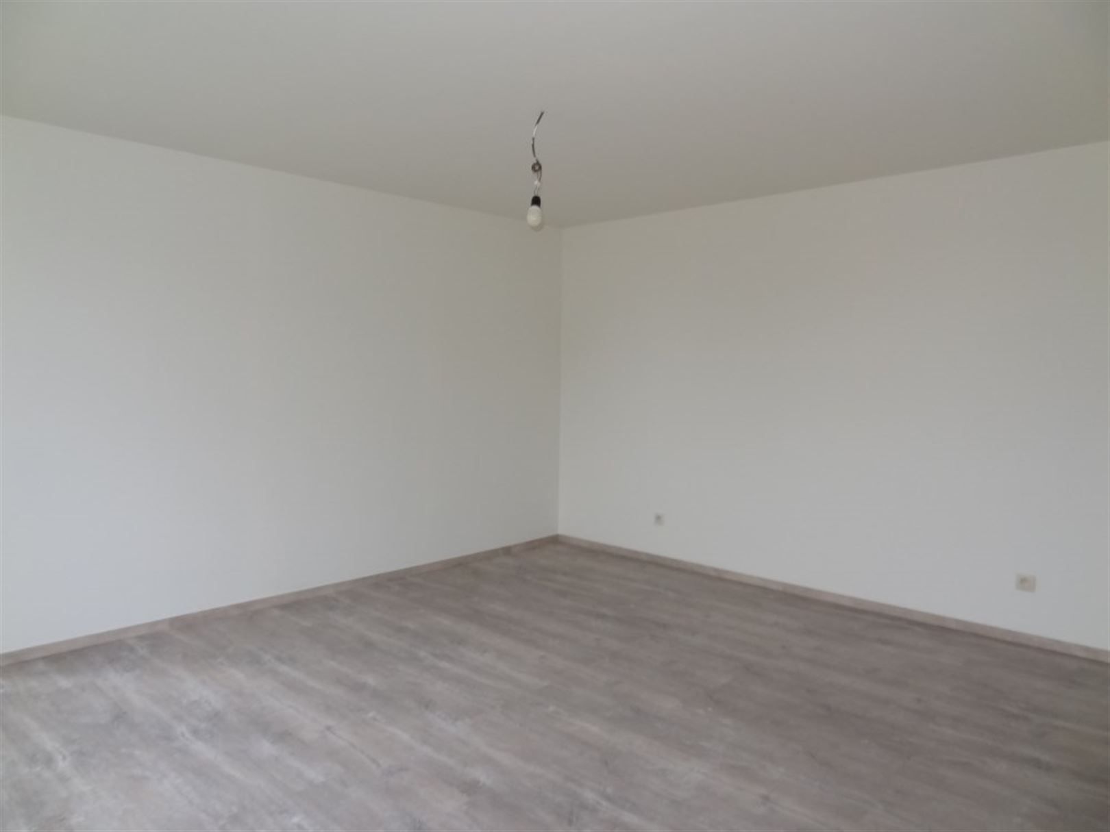 Gerenoveerde woning met 2 slaapkamers, garage en tuin. foto 11