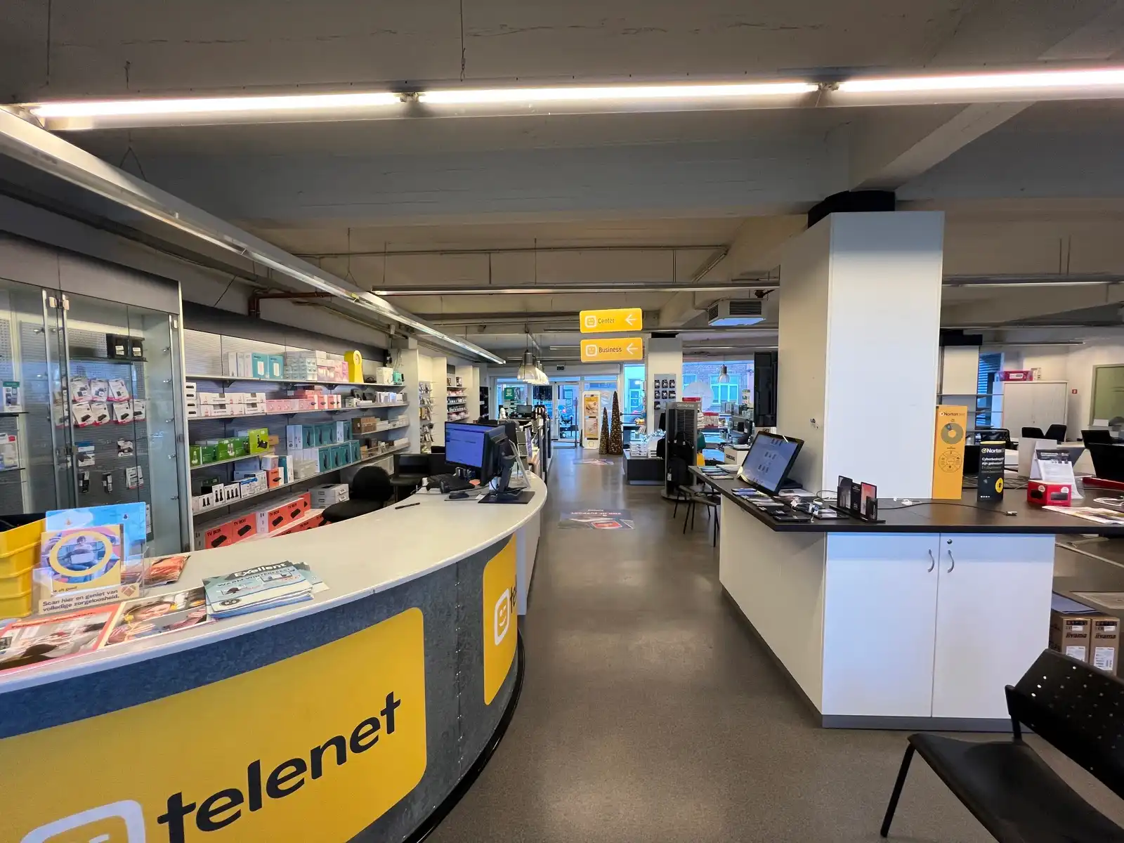 Commercieel pand / showroom op TOP-locatie te 1500 Halle. foto 6