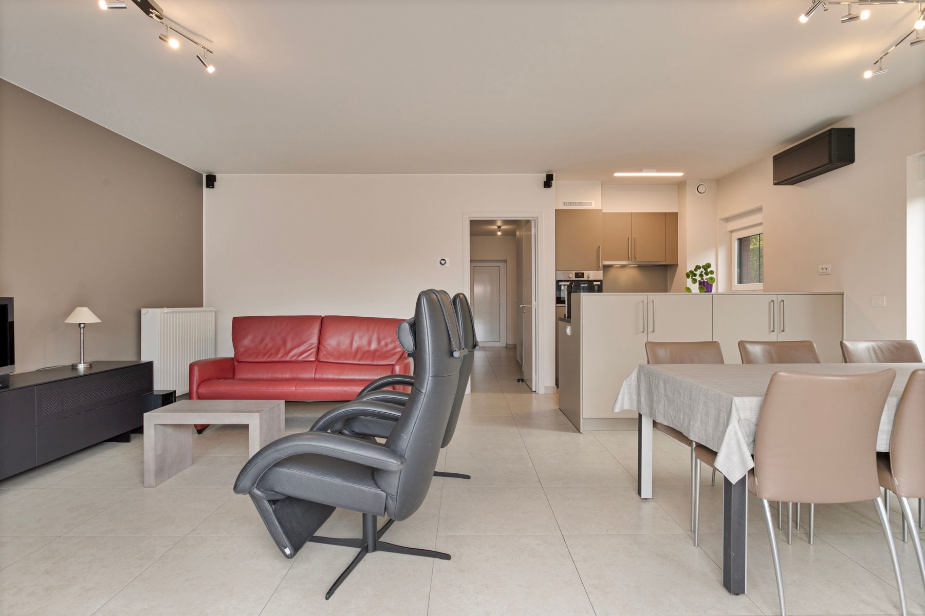 Recente instapklare woning met 4 slaapkamers ! foto 4