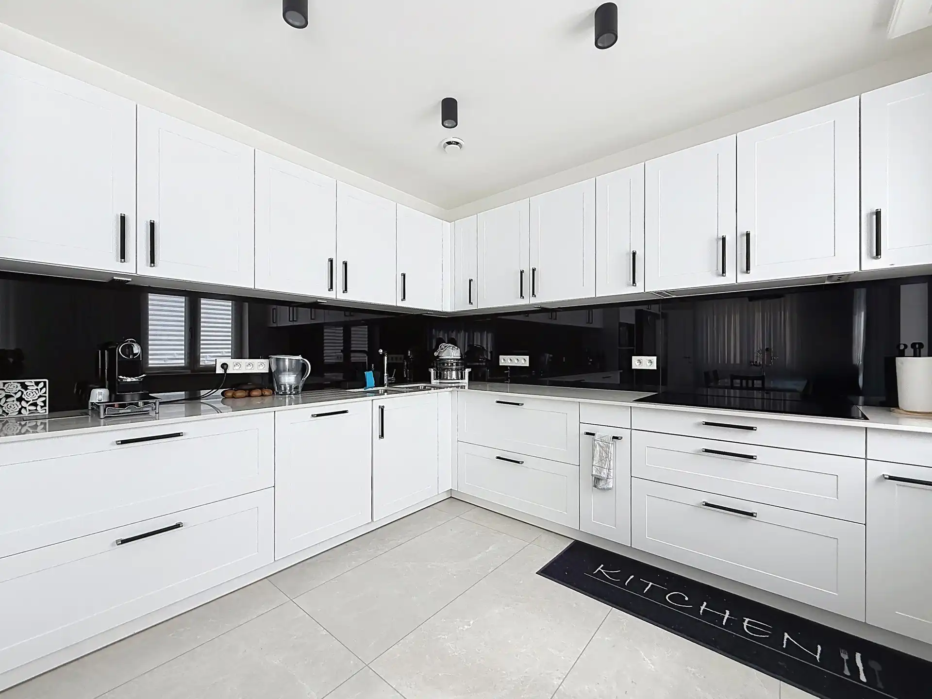3-gevels huis met 4 slaapkamers en een tuin foto 7