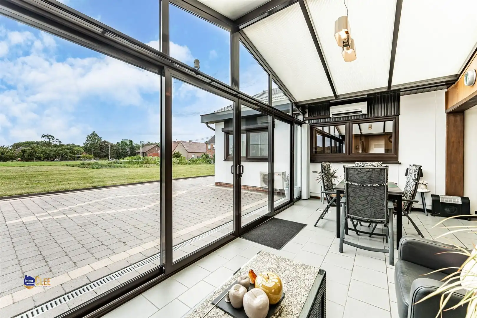 Gelijkvloerse bungalow met veranda, garage en ruime tuin foto 6