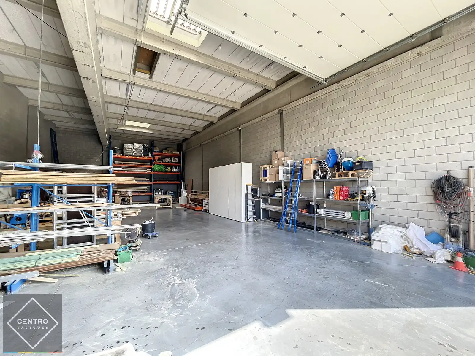 Perfect instapklare OPSLAGRUIMTE ( 261m²) op industriezone "Herdersbrug" te Brugge. Vlakbij haven van Zeebrugge! foto 3